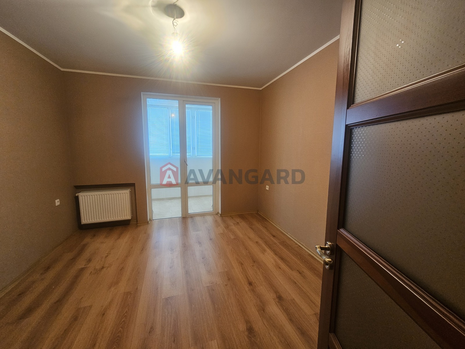 3 ��. ��������, 99/42/34 ��. �., 8/9 ������ ���� 18