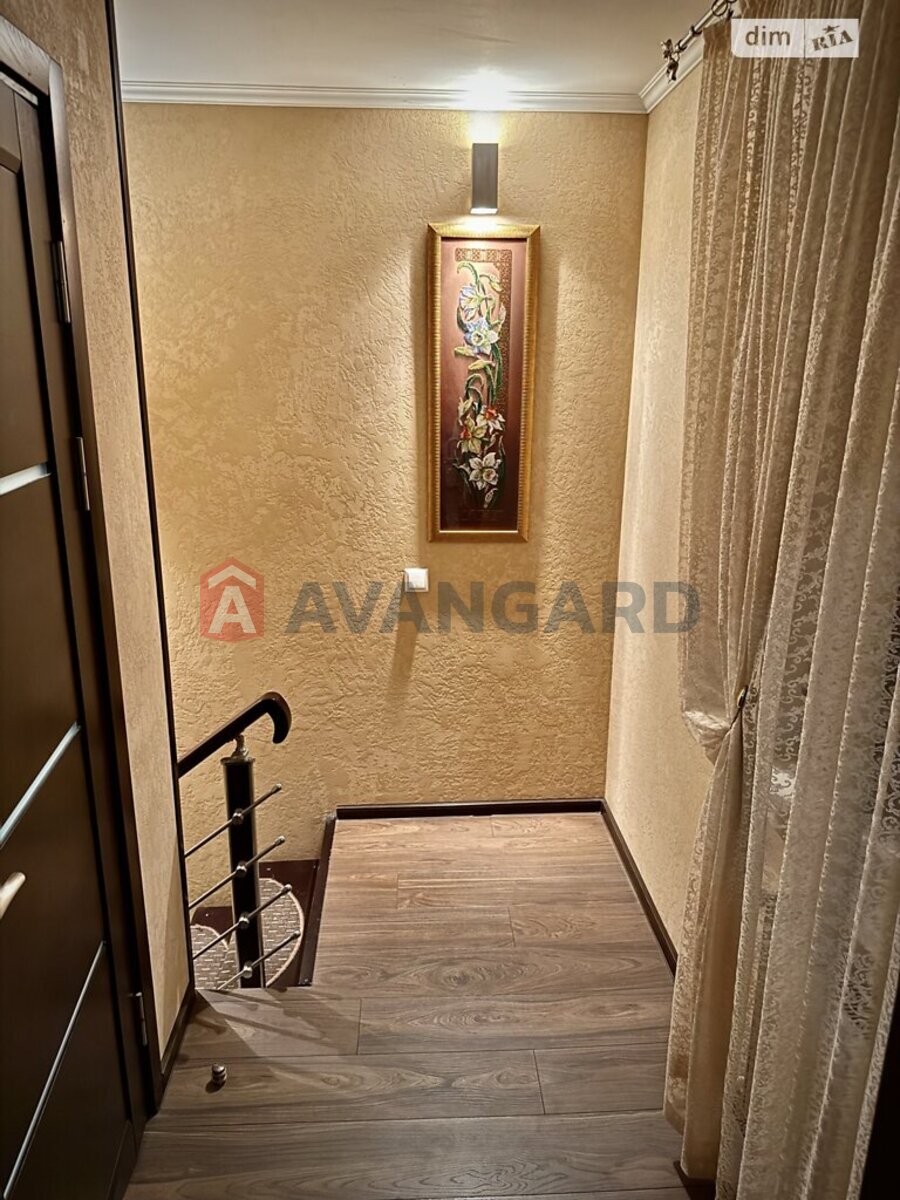 3 ��. ��������, 93/53/35 ��. �., 4/5 ������ ���� 18