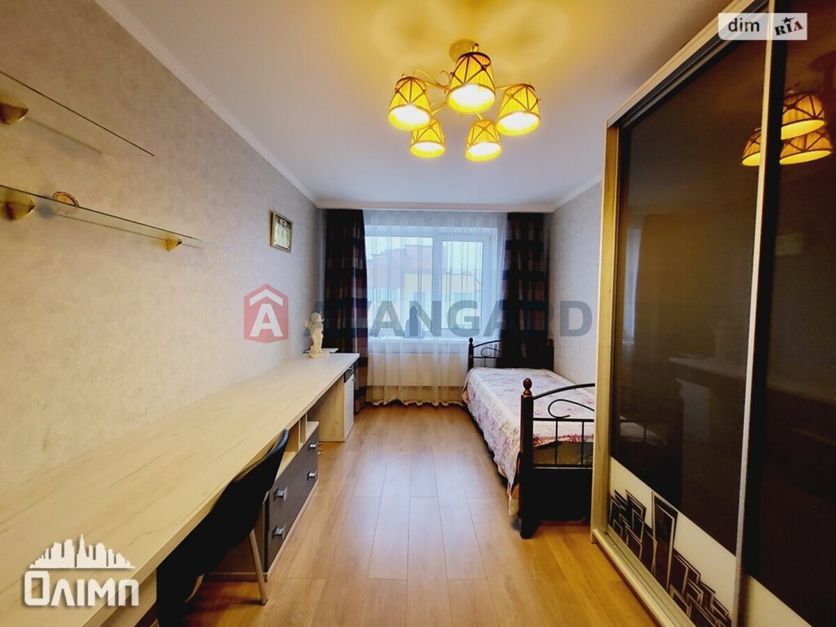 3 ��. ��������, 81/45/15 ��. �., 11/11 ������ ���� 10