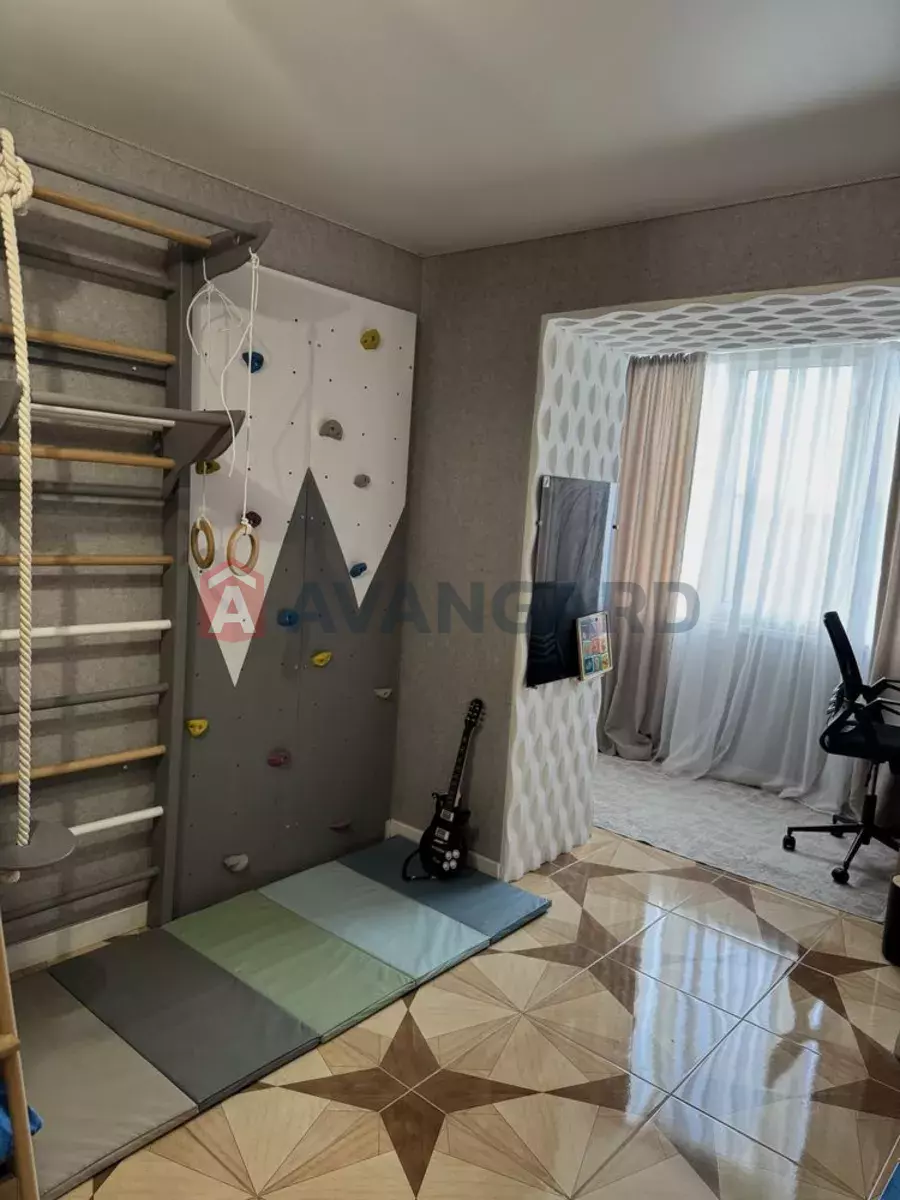 3 ��. ��������, 85/-/25 ��. �., 9/10 ������ ���� 10