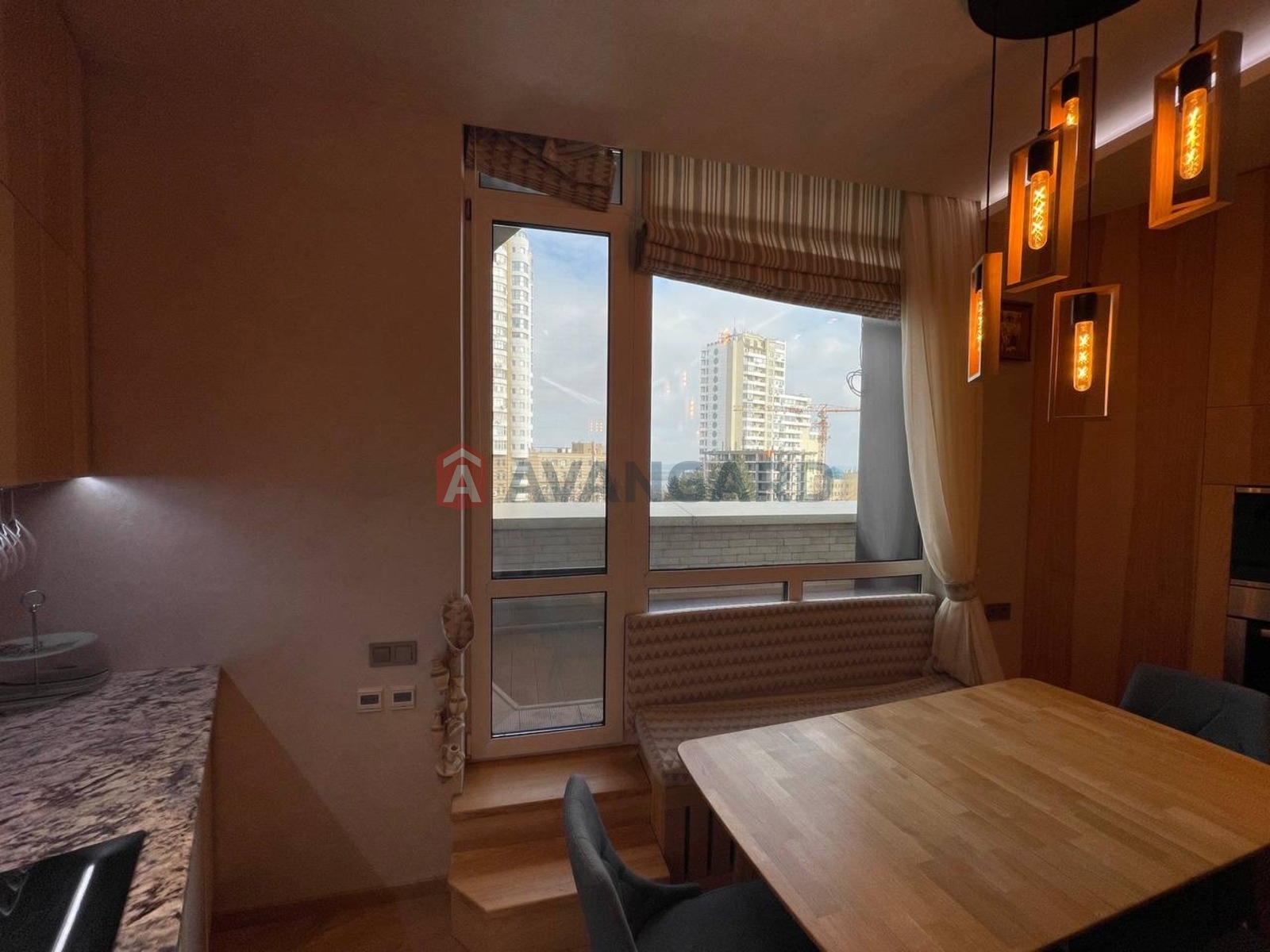 3 ��. ��������, 82/60/12 ��. �., 4/25 ������ ���� 15