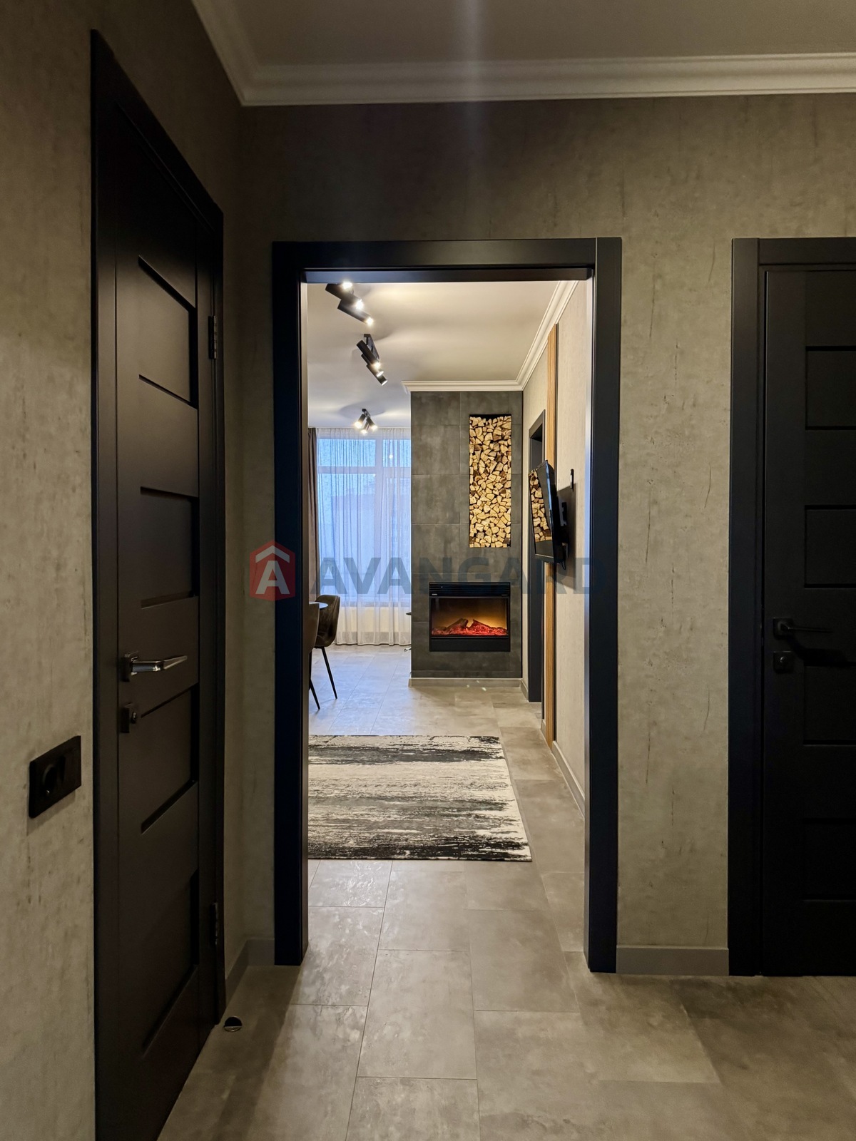 3 ����. ��������, 94/60/8 ��. �., 18/25 ���� ���� 17