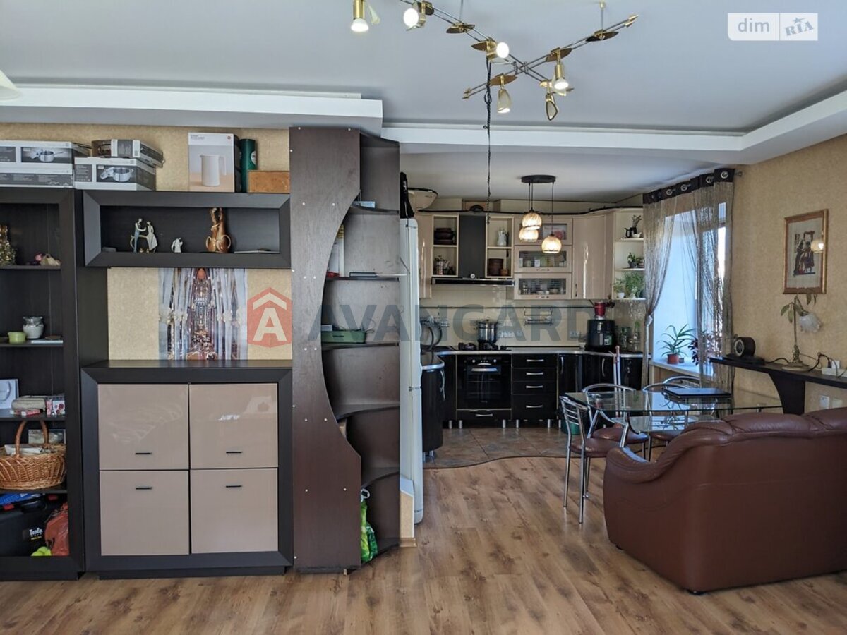 2 ��. ��������, 100/-/- ��. �., 4/5 ������ ���� 4