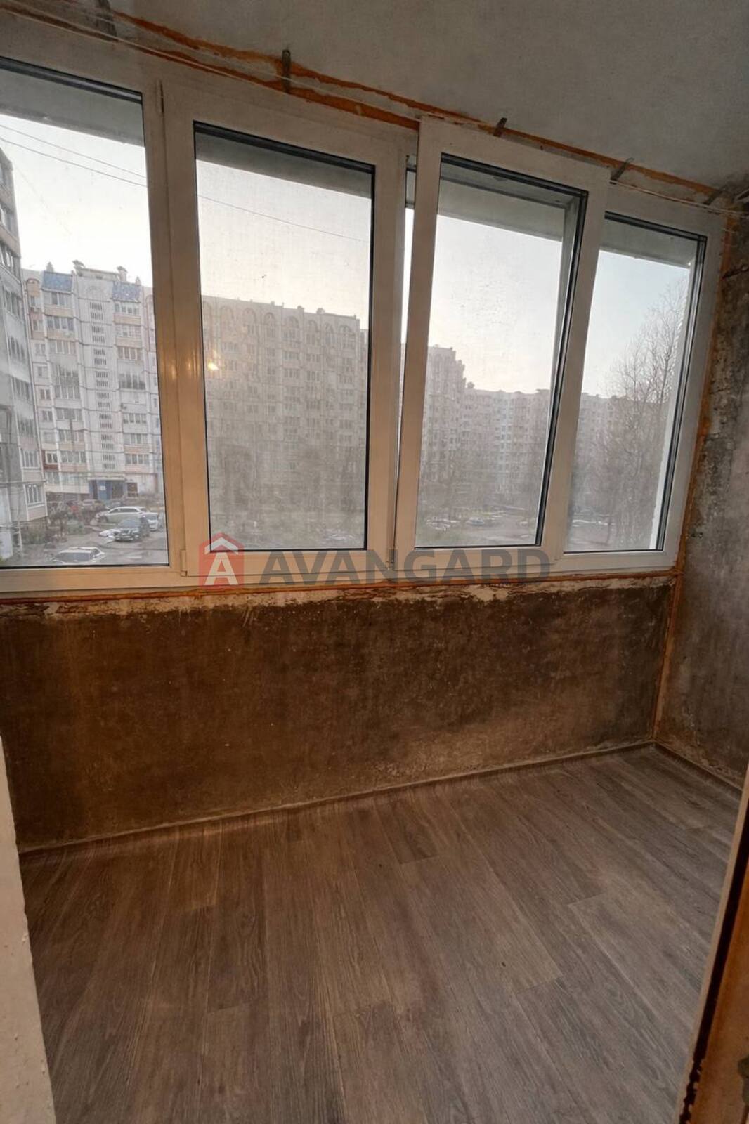 3 ����. ��������, 81.1/45.6/8.7 ��. �., 2/9 ���� ���� 11