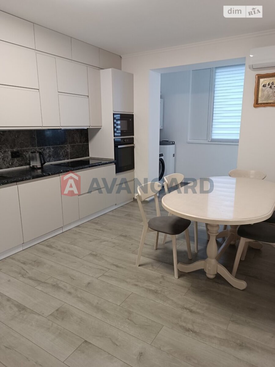 3 кім. квартира, 82/41/18 кв. м., 2/5 поверх фото 1 3 кім. квартира, 82/41/18 кв. м., 2/5 поверх фото 1