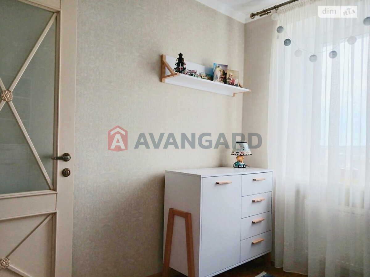 4 ��. ��������, 83/50/10 ��. �., 9/10 ������ ���� 12