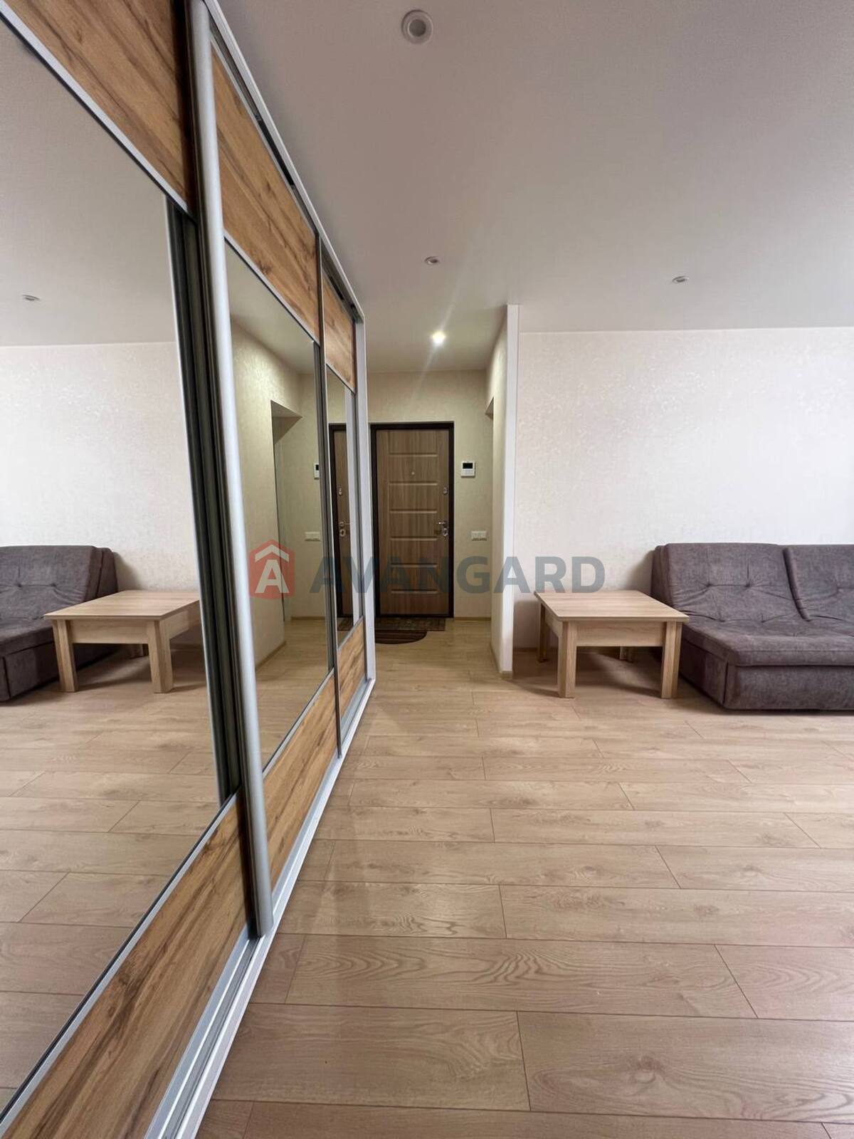 3 ��. ��������, 65/40/8 ��. �., 9/9 ������ ���� 12