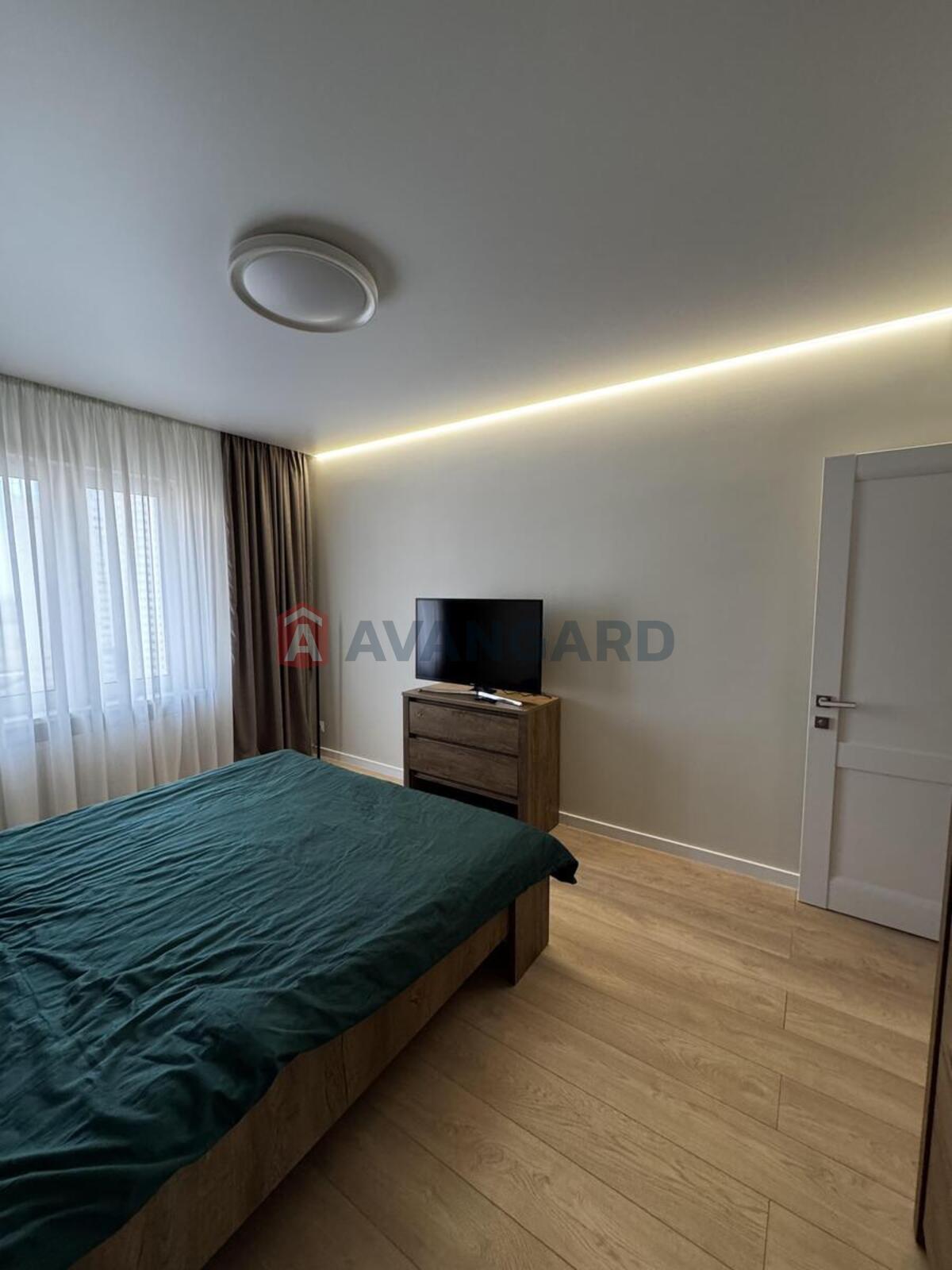 3 ����. ��������, 82/42/12 ��. �., 15/25 ���� ���� 2