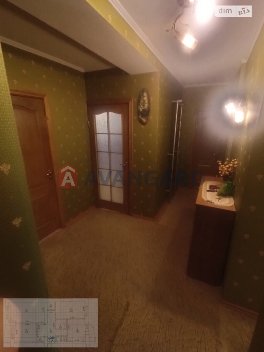 3 ��. ��������, 66/40/8 ��. �., 1/5 ������ ���� 4