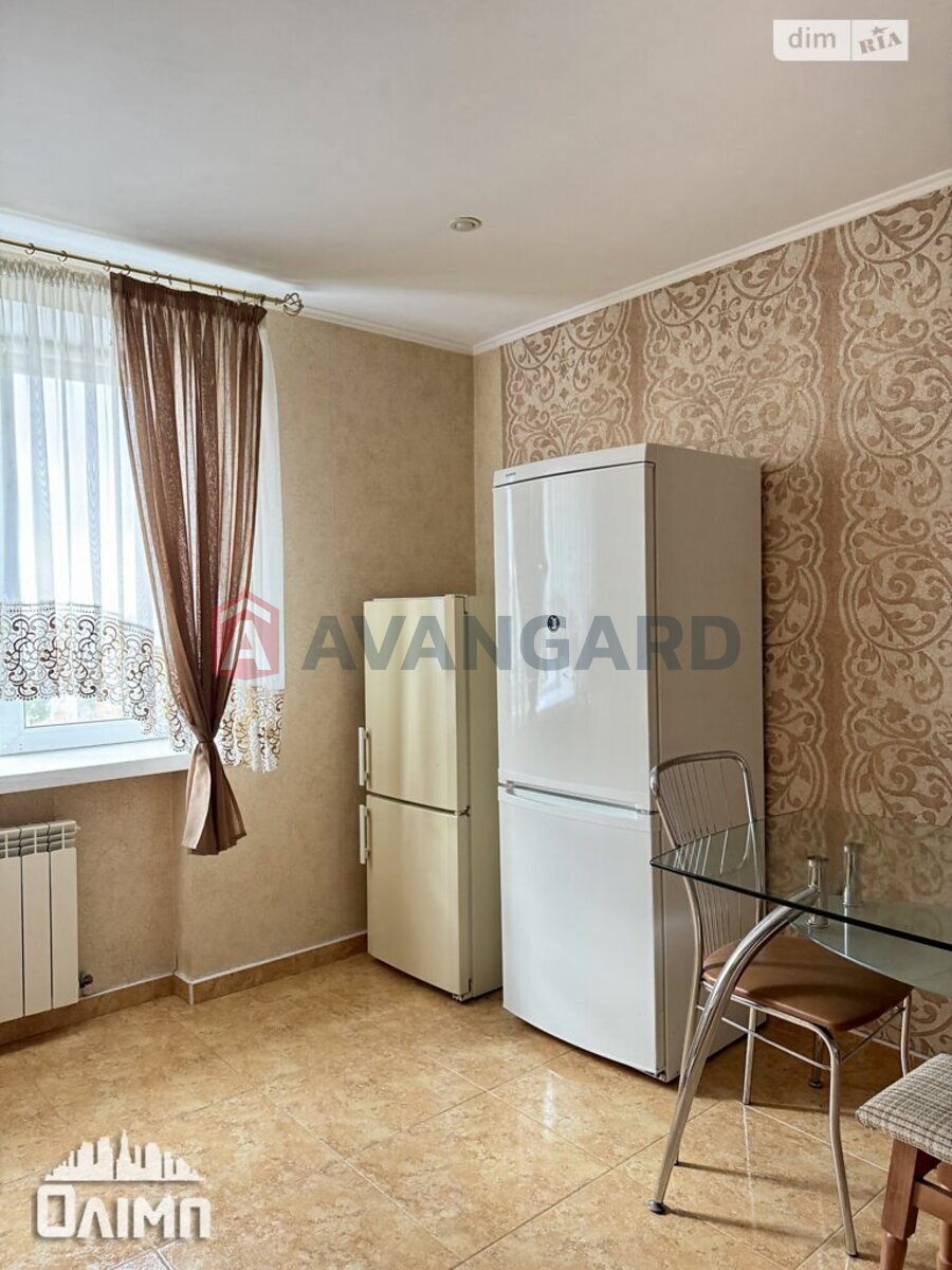 2 ����. ��������, 68/33/11 ��. �., 8/9 ���� ���� 13