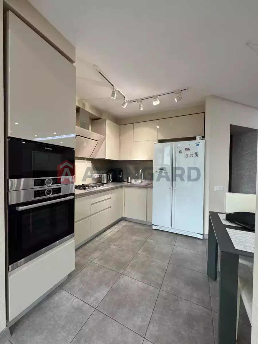 3 ��. ��������, 98/40/40 ��. �., 9/10 ������ ���� 1