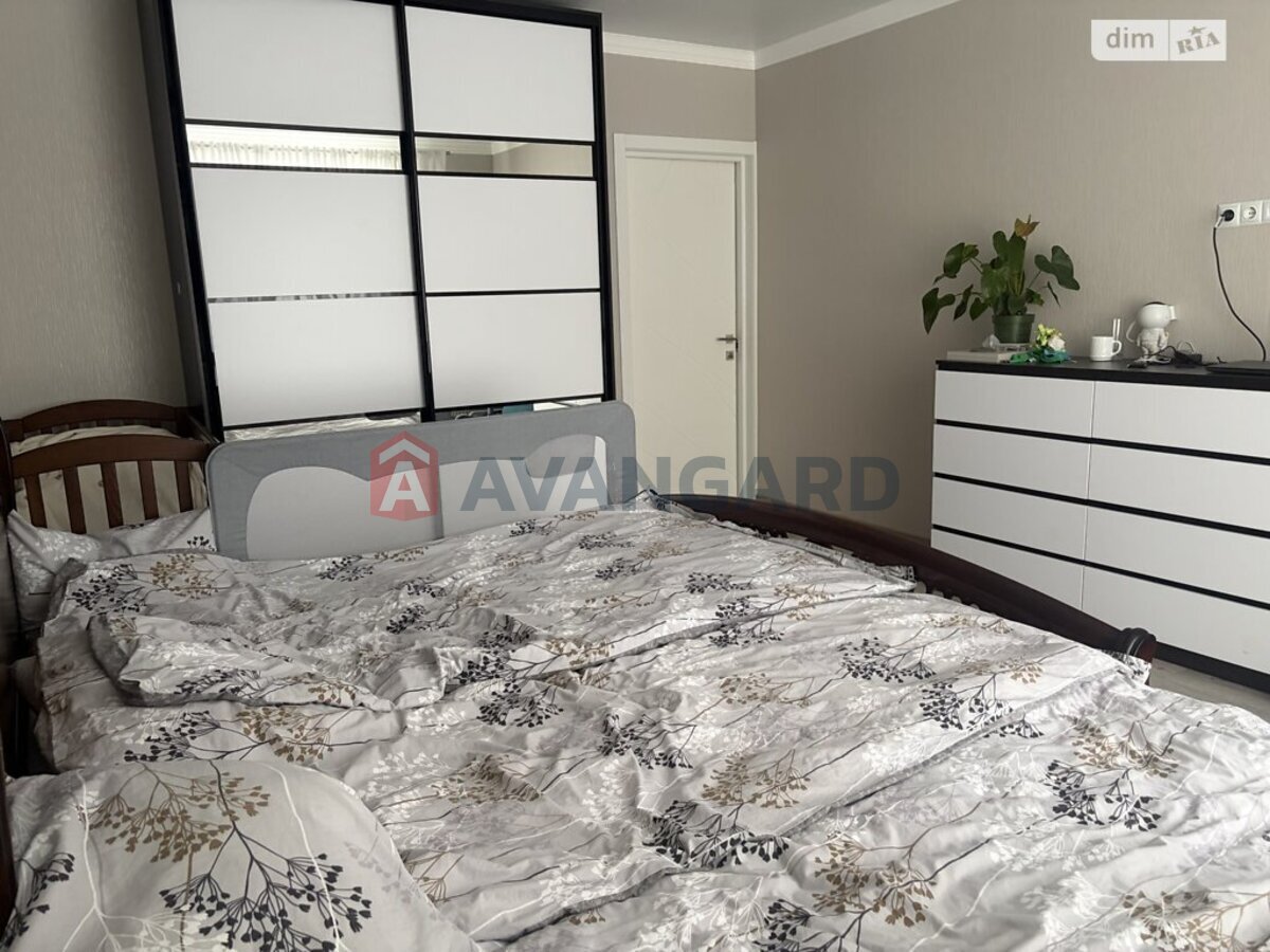 3 ��. ��������, 119/92/27 ��. �., 2/5 ������ ���� 23