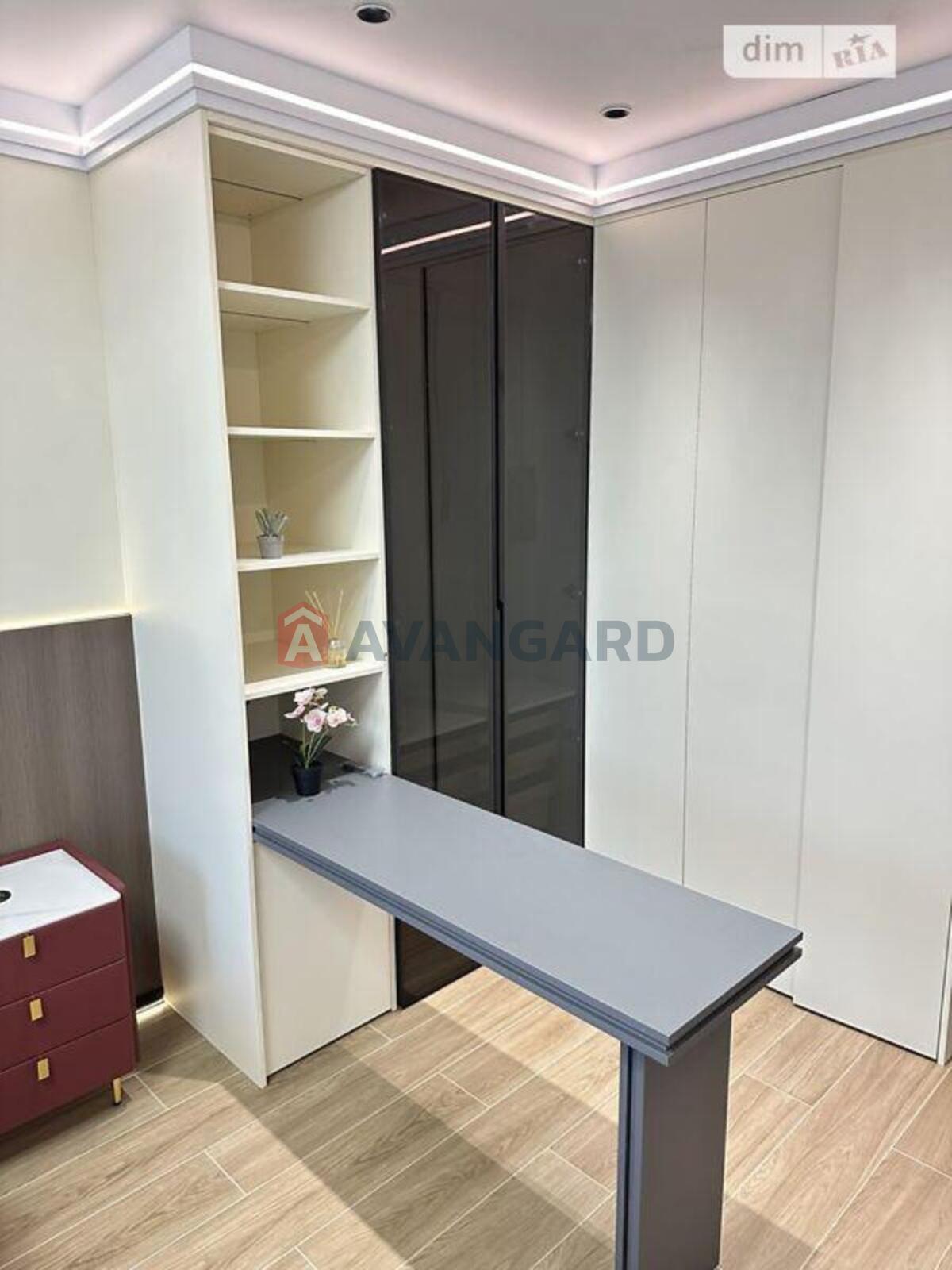 4 ��. ��������, 136/-/16 ��. �., 10/11 ������ ���� 24