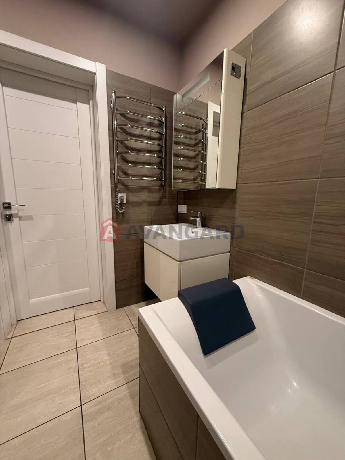 3 . , 70,6/-/8 . ., 9/9   8