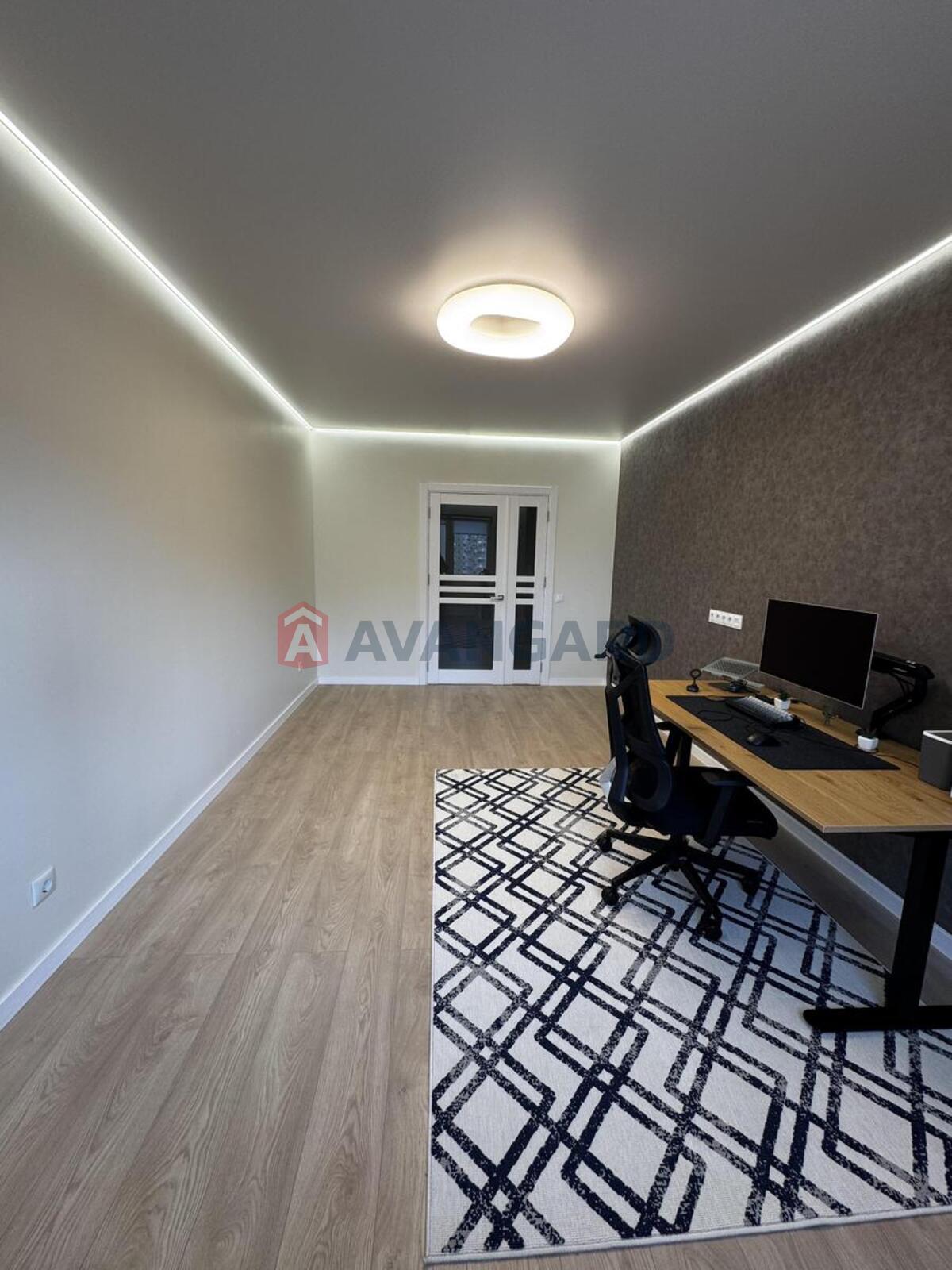 3 ����. ��������, 82/42/12 ��. �., 15/25 ���� ���� 16