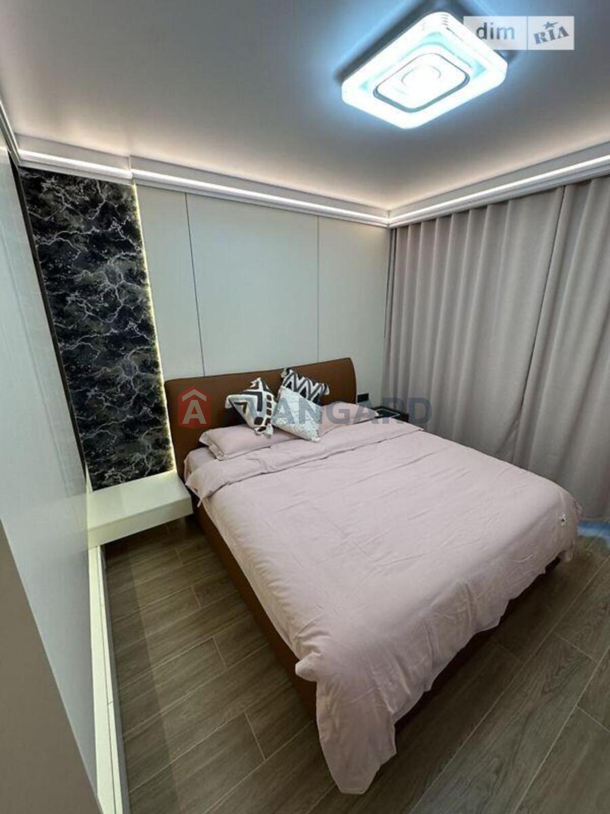 4 ��. ��������, 136/-/16 ��. �., 10/11 ������ ���� 20