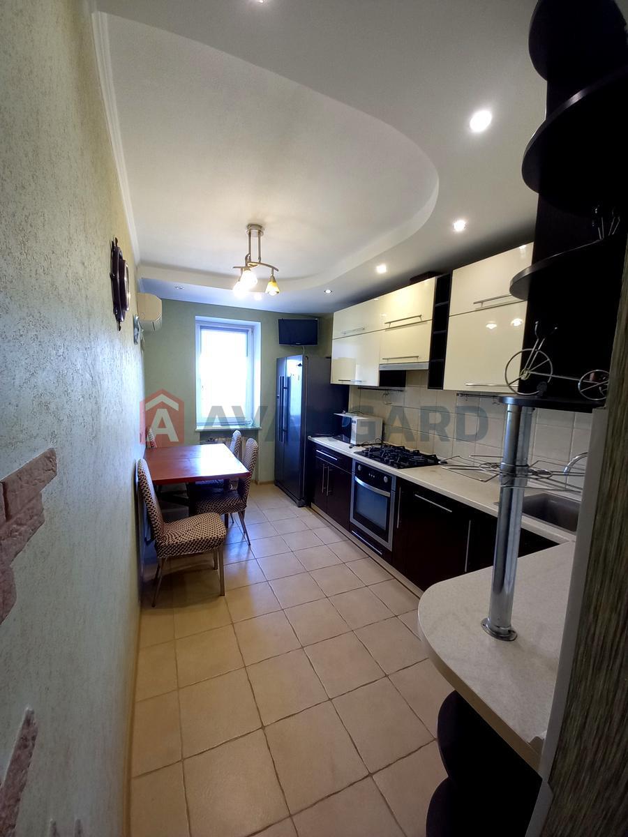 3 ��. ��������, 63,3/ 36.4 / 7.7 ��. �., 9/10 ������ ���� 8