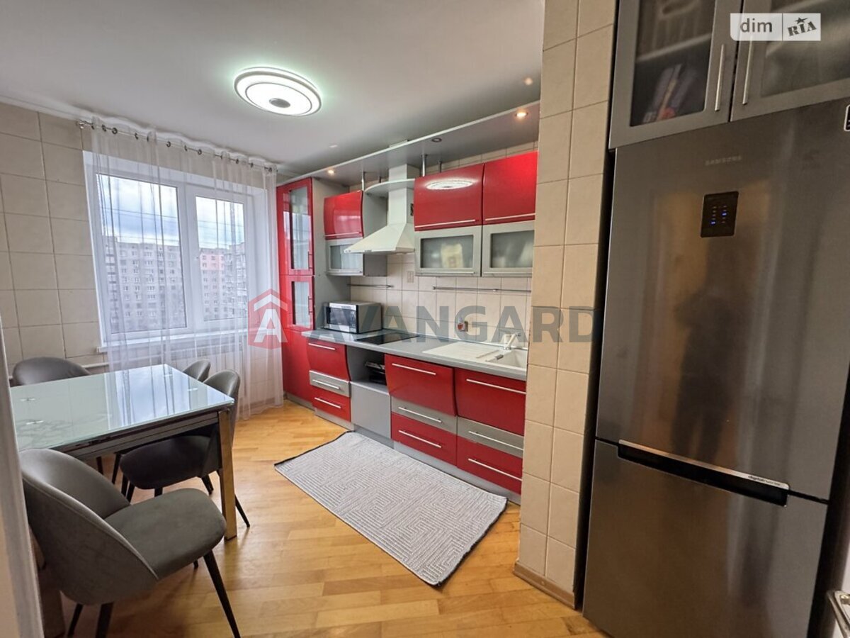 3 ����. ��������, 64/33/8 ��. �., 9/9 ���� ���� 4