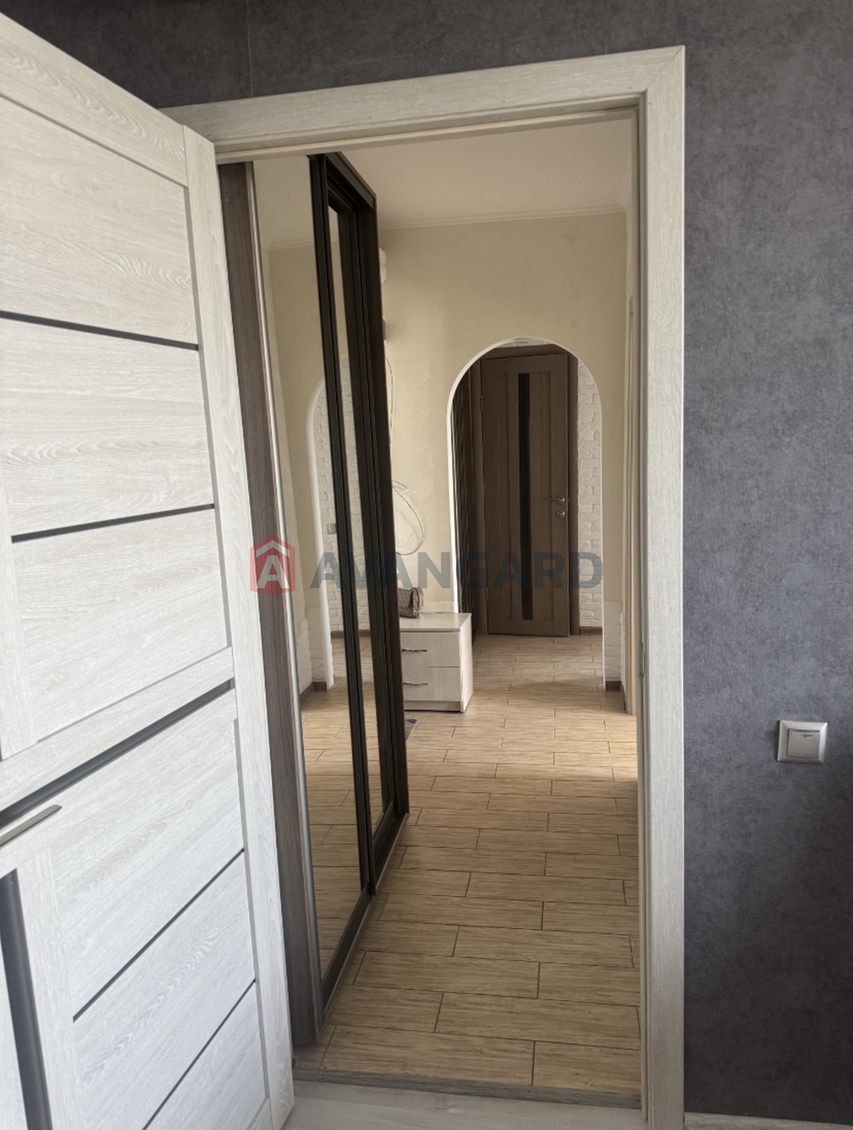 2 ��. ��������, 48/43/12 ��. �., 9/10 ������ ���� 10