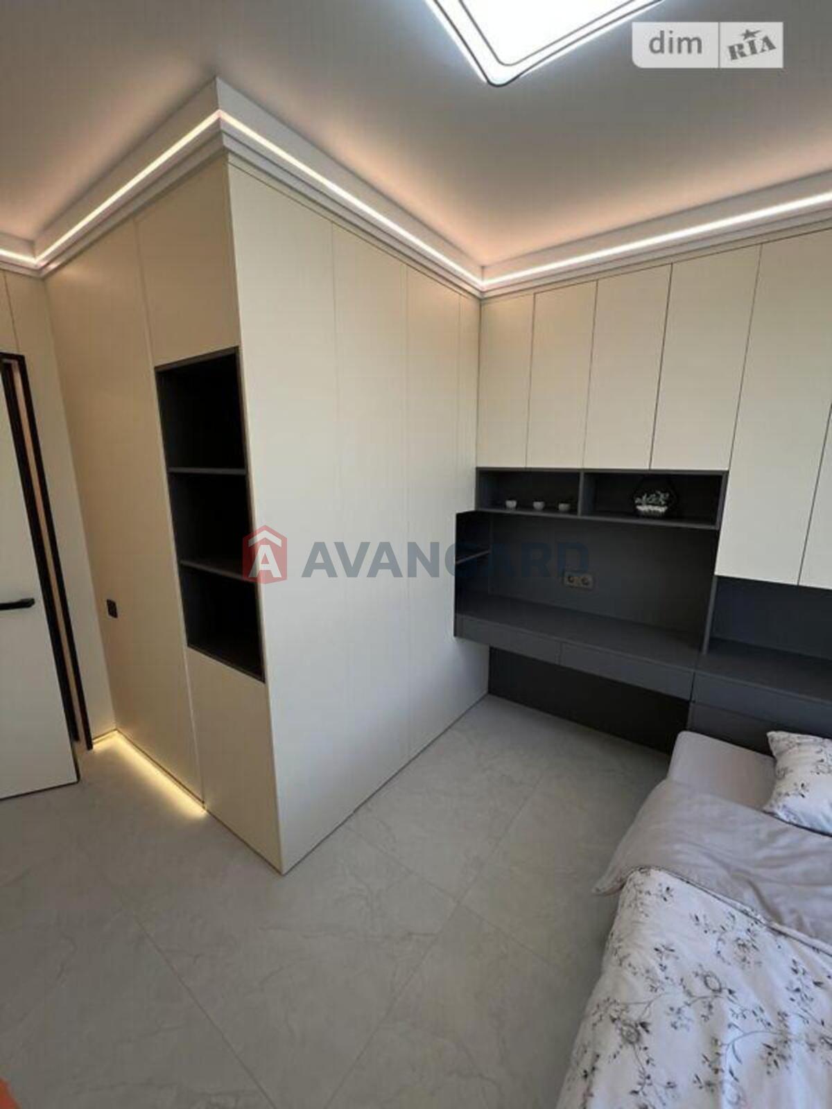 4 ��. ��������, 136/-/16 ��. �., 10/11 ������ ���� 8