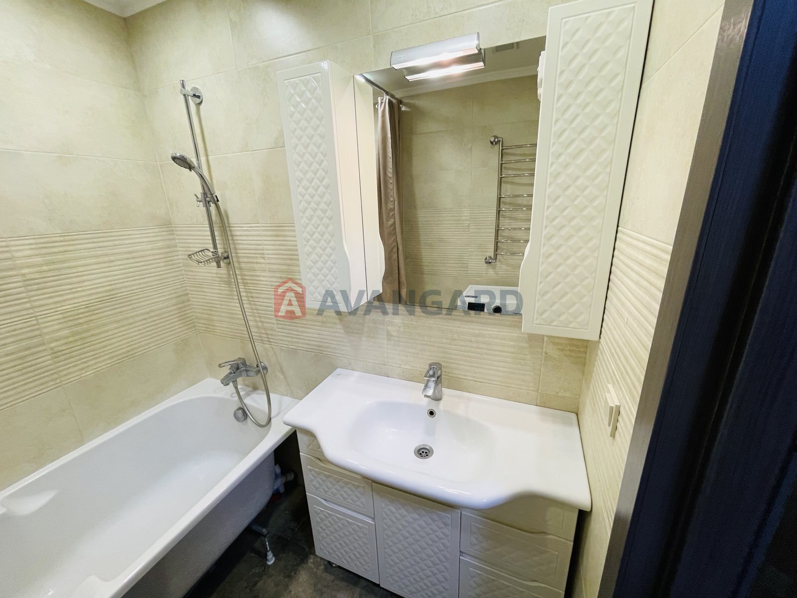 3 ��. ��������, 92/-/10 ��. �., 7/10 ������ ���� 9