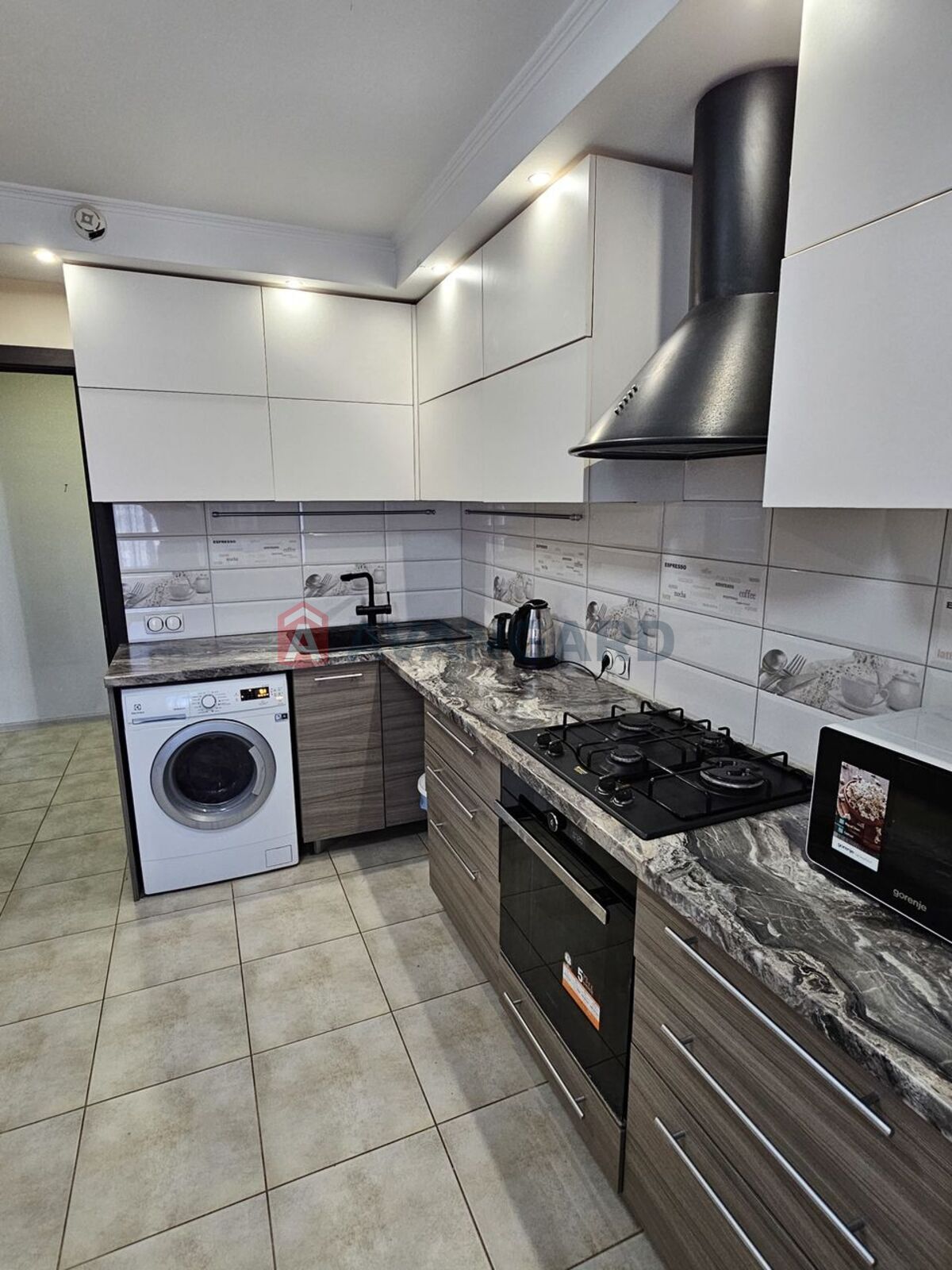 4 ��. ��������, 84,3/50,4/10,3 ��. �., 8/10 ������ ���� 3