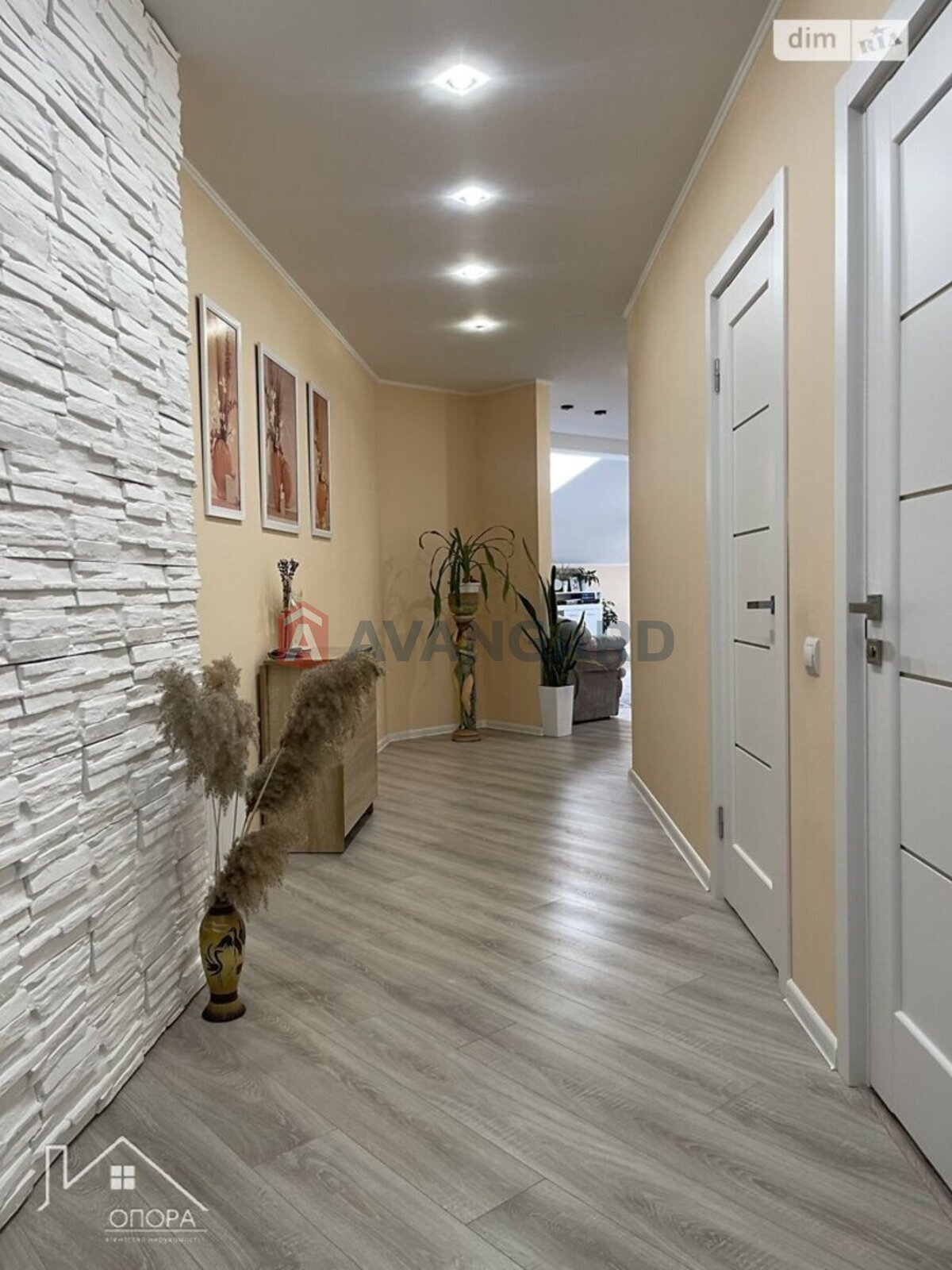 3 ��. ��������, 118/41/40 ��. �., 8/10 ������ ���� 15