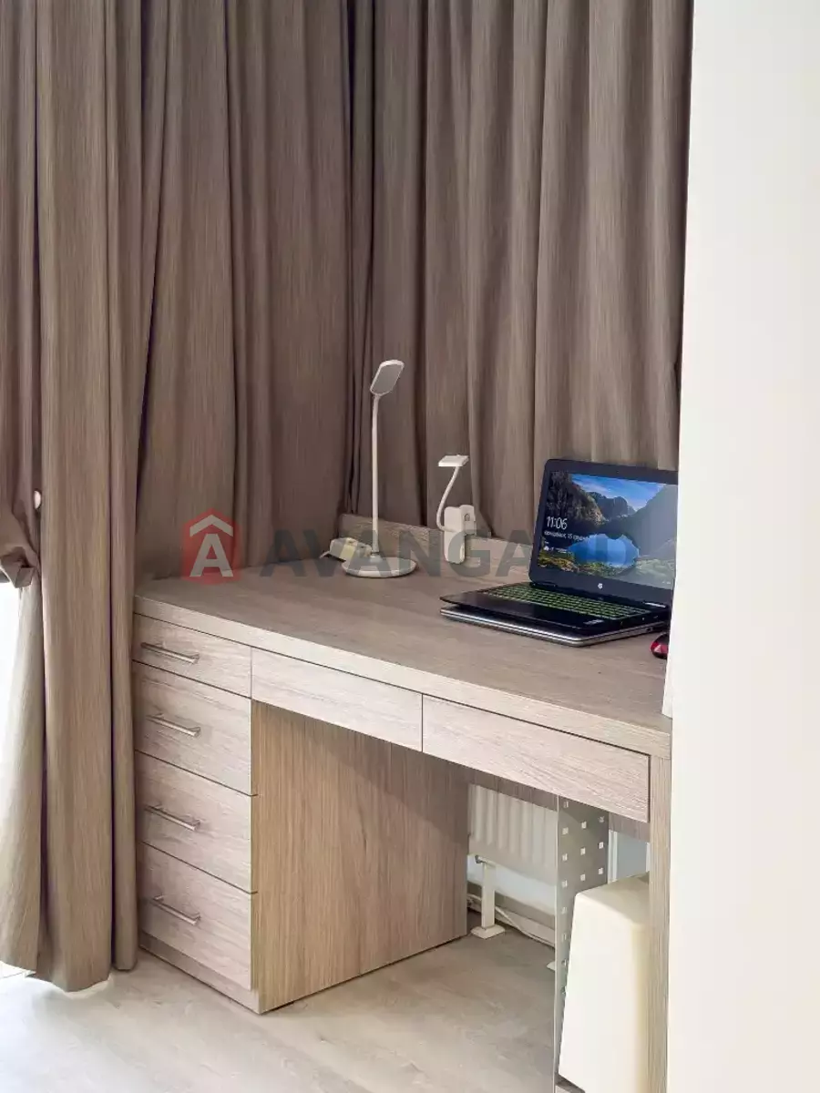 4 ��. ��������, 130/-/50 ��. �., 8/10 ������ ���� 11