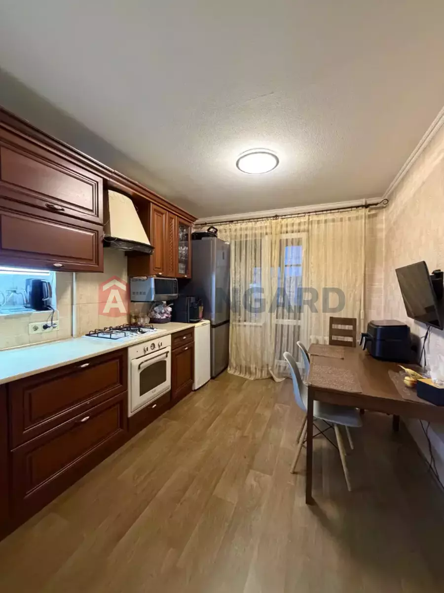 1 ��. ��������, 33/17/10 ��. �., 8/9 ������ ���� 5