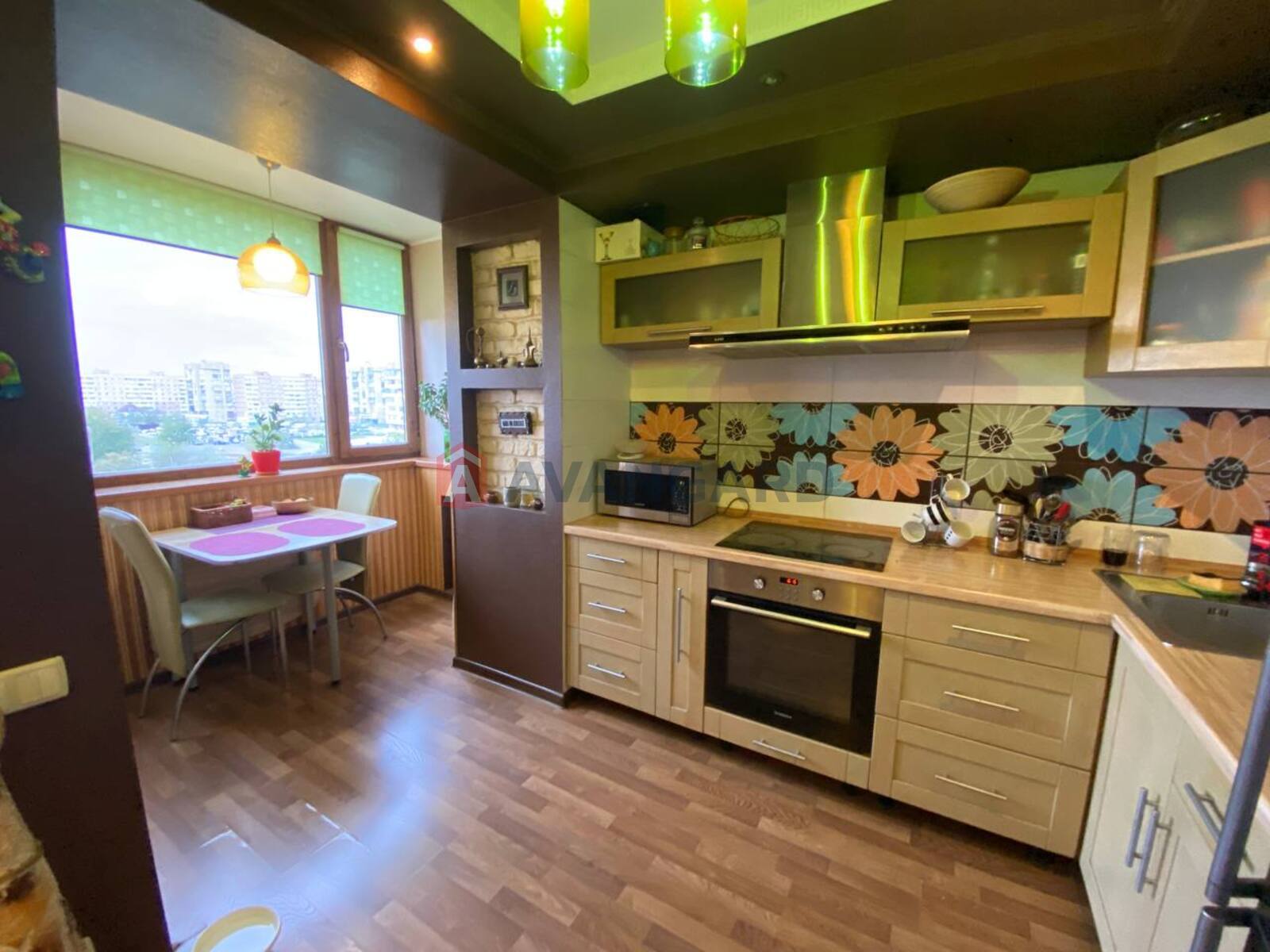 3 ��. ��������, 93,44/32,2/28,4 ��. �., 6/13 ������ ���� 13