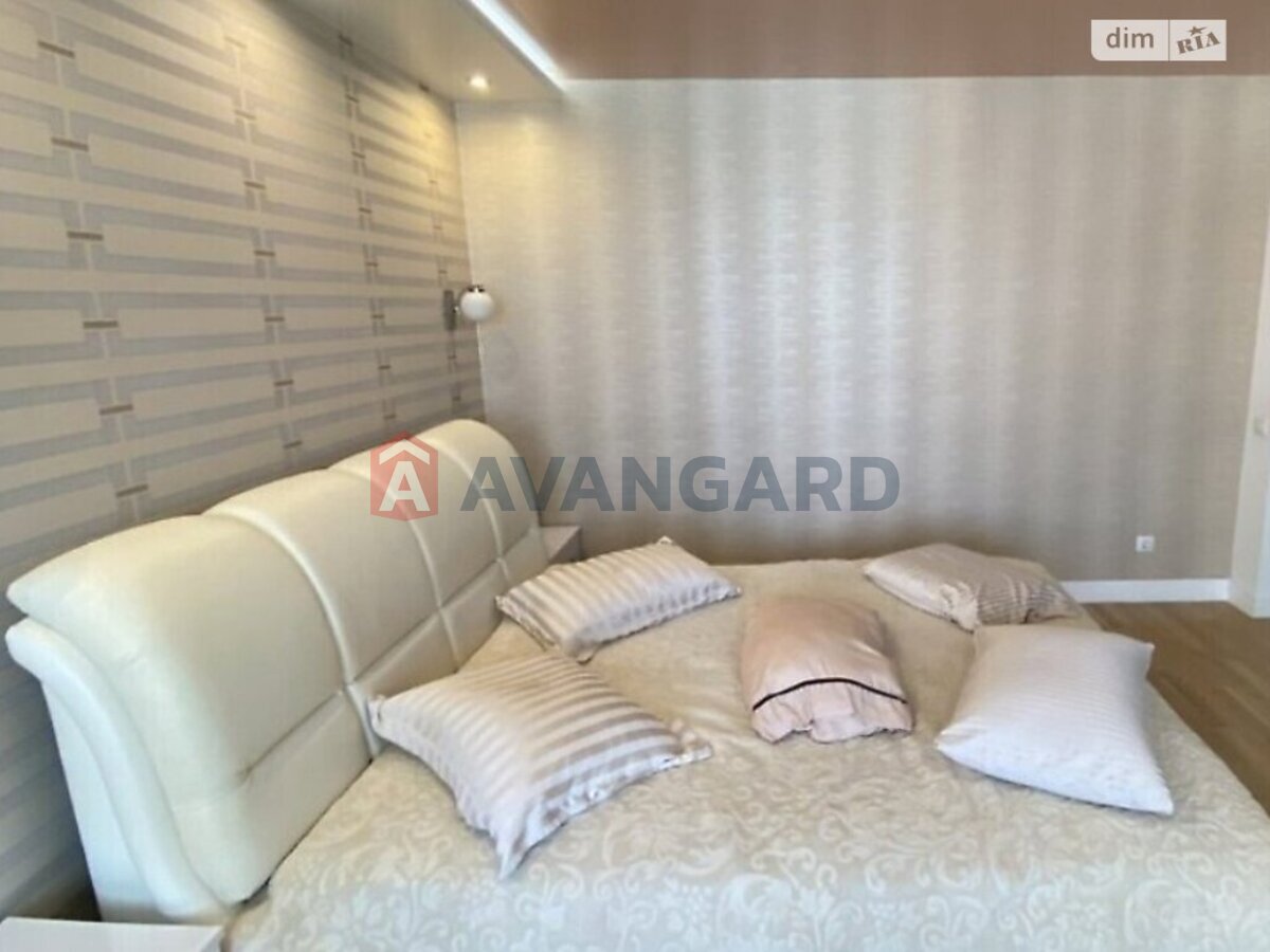 3 ��. ��������, 95/52/10 ��. �., 4/5 ������ ���� 25