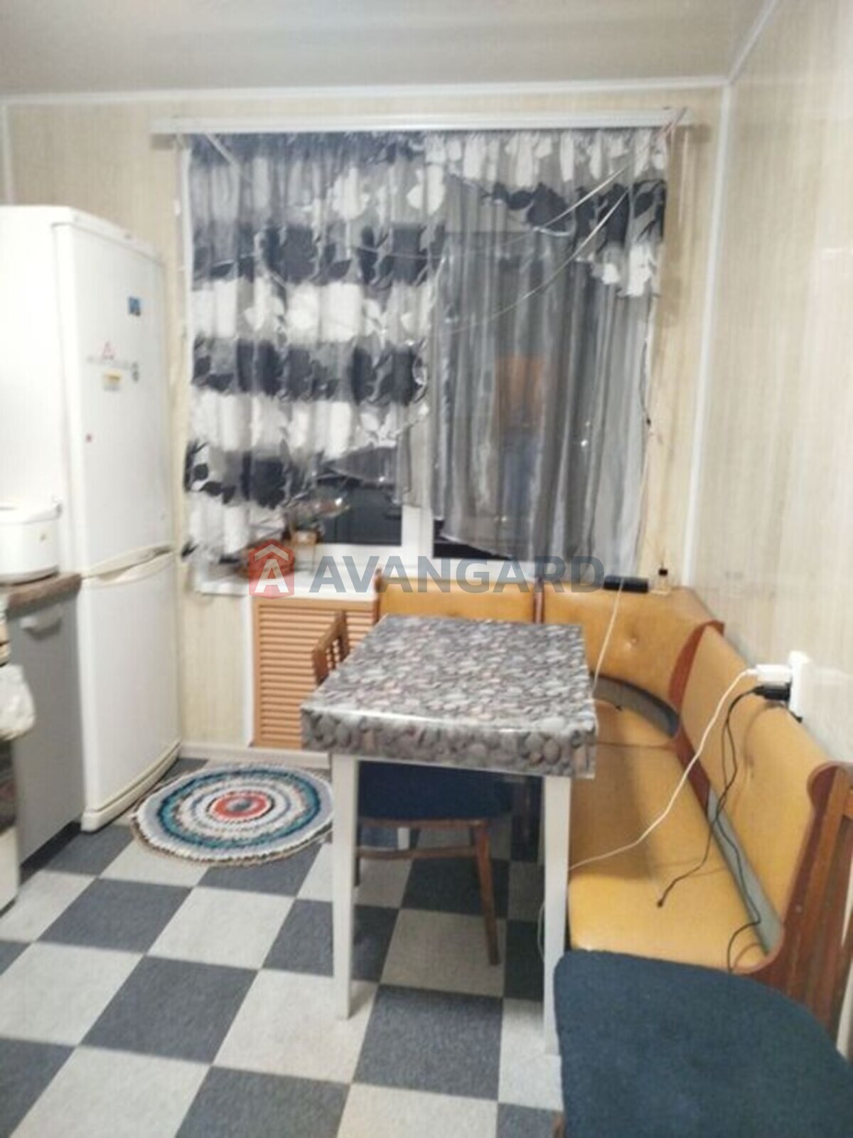 4 ����. ��������, 82/-/7 ��. �., 9/9 ���� ���� 3