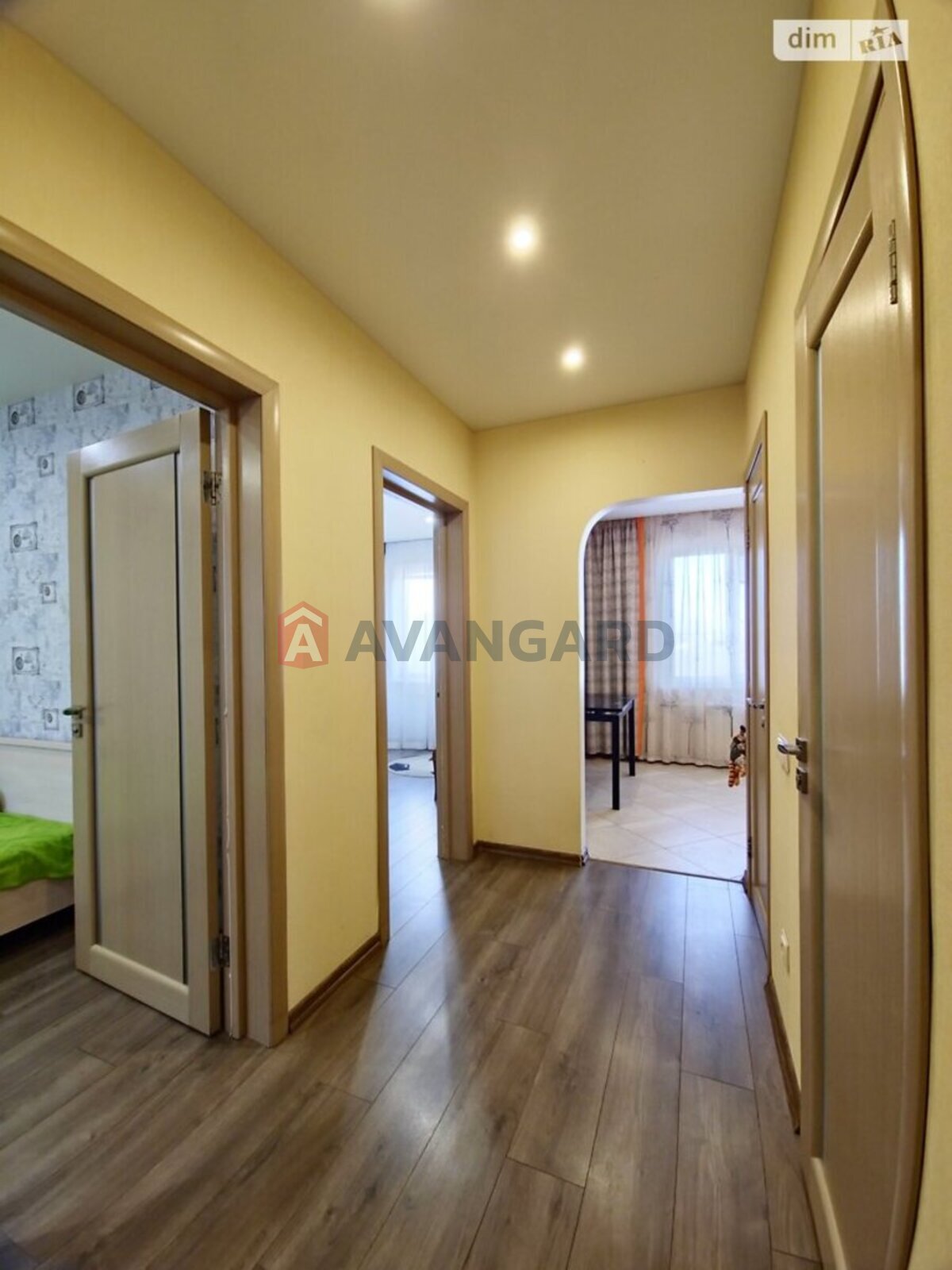 4 ��. ��������, 84/60/8 ��. �., 8/9 ������ ���� 12