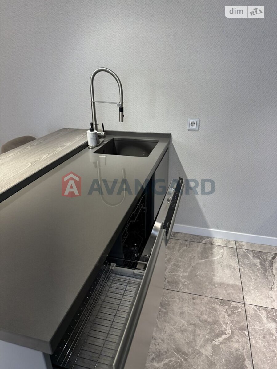 3 ����. ��������, 120/120/49 ��. �., 8/12 ���� ���� 5