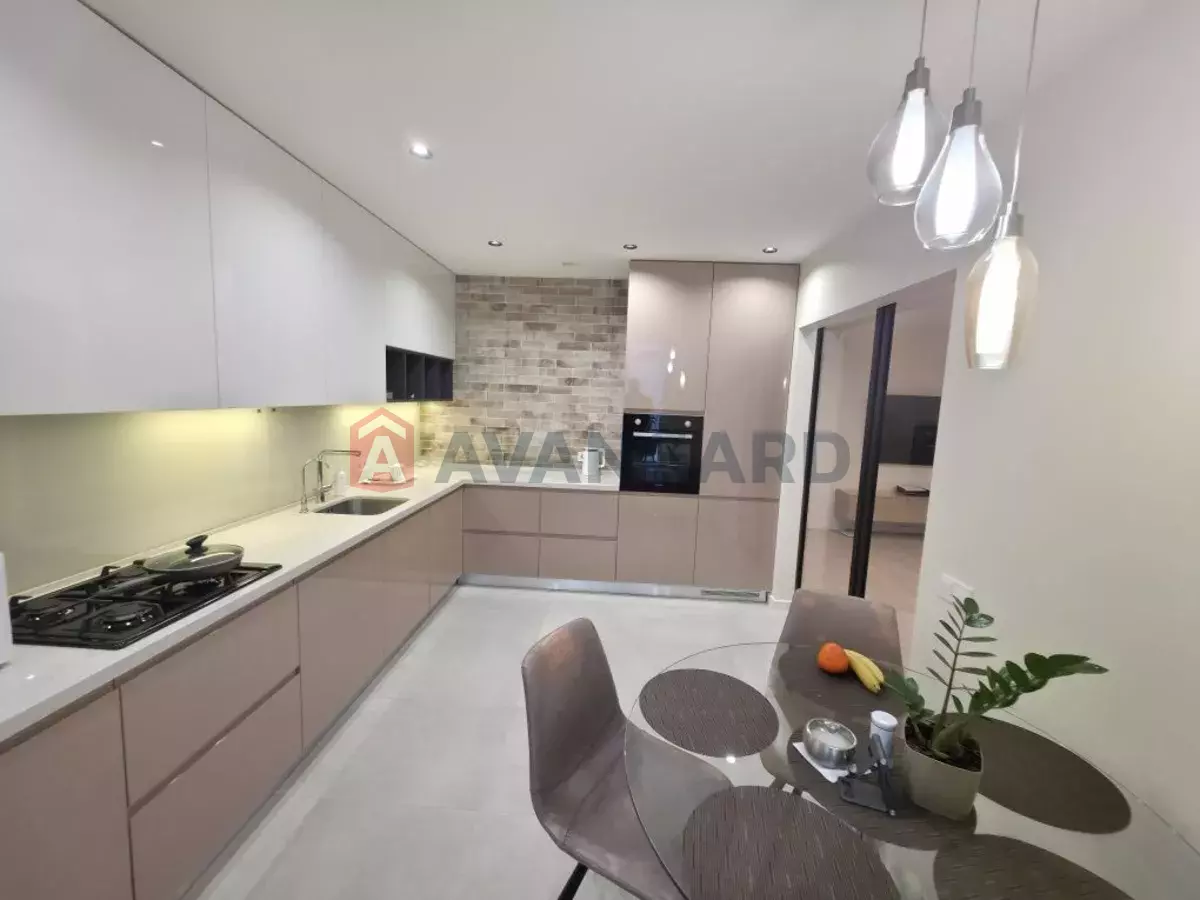 3 ��. ��������, 102/-/15 ��. �., 9/12 ������ ���� 8