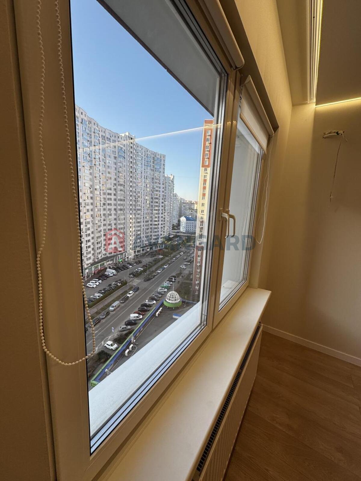 3 ����. ��������, 82/42/12 ��. �., 15/25 ���� ���� 19