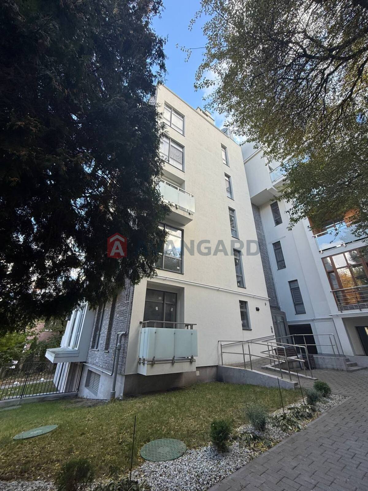 2 ��. ��������, 121/77/43 ��. �., 1/5 ������ ���� 12