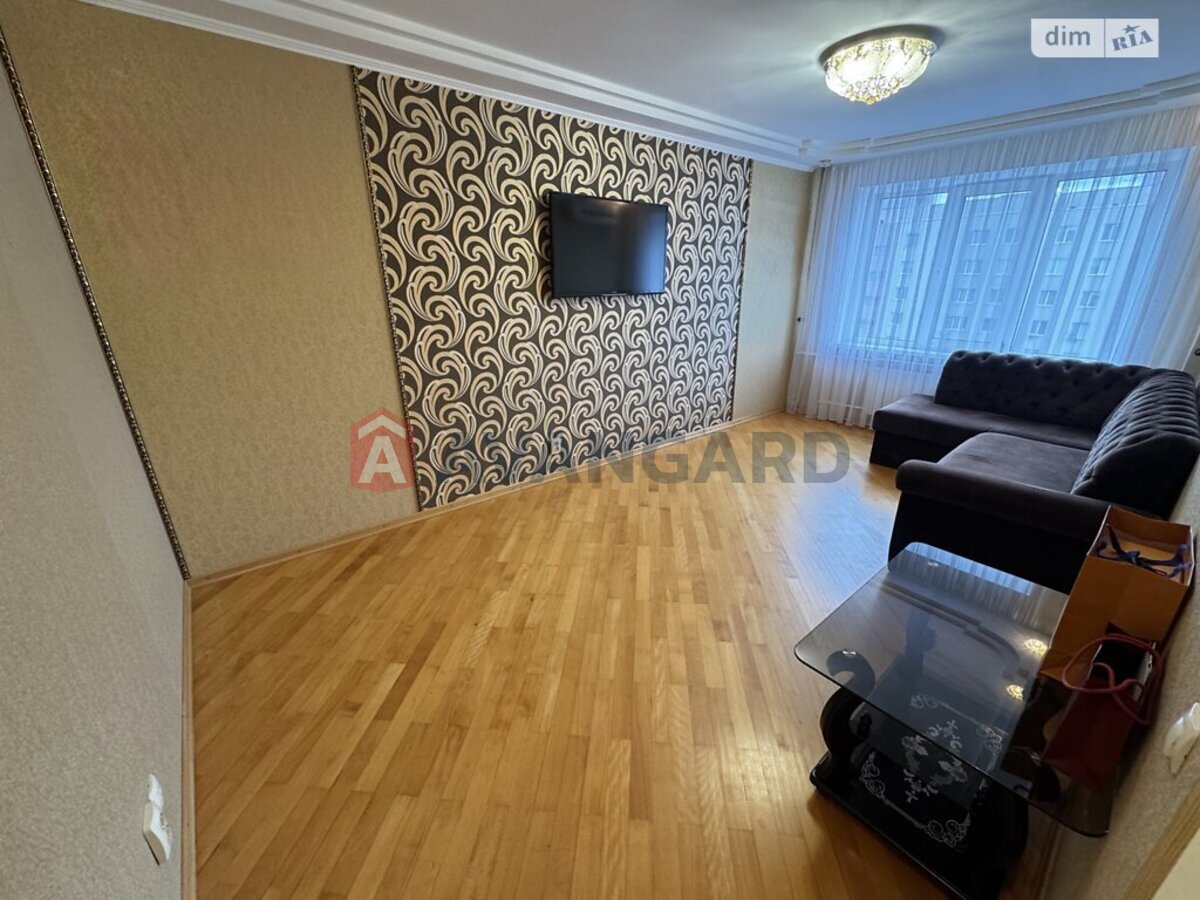 3 ����. ��������, 64/33/8 ��. �., 9/9 ���� ���� 10