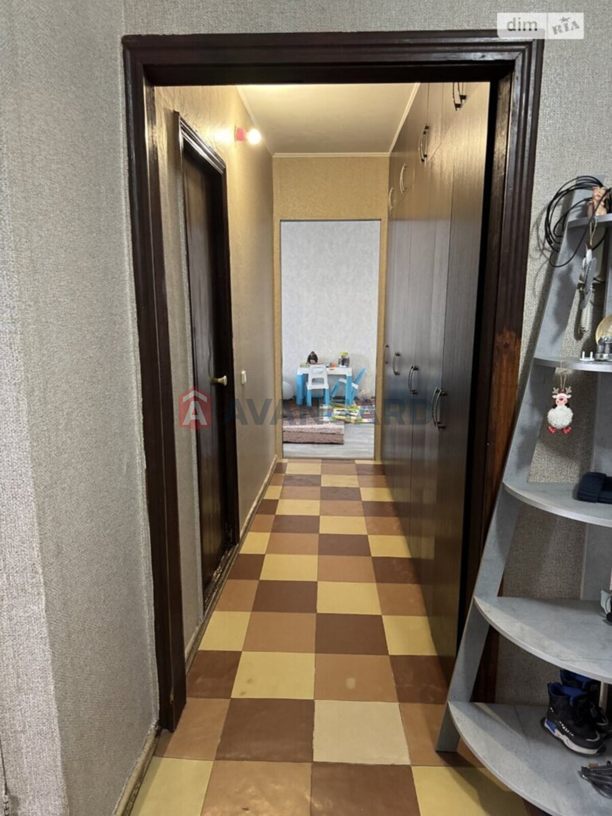 3 ��. ��������, 68/42/8 ��. �., 4/9 ������ ���� 9