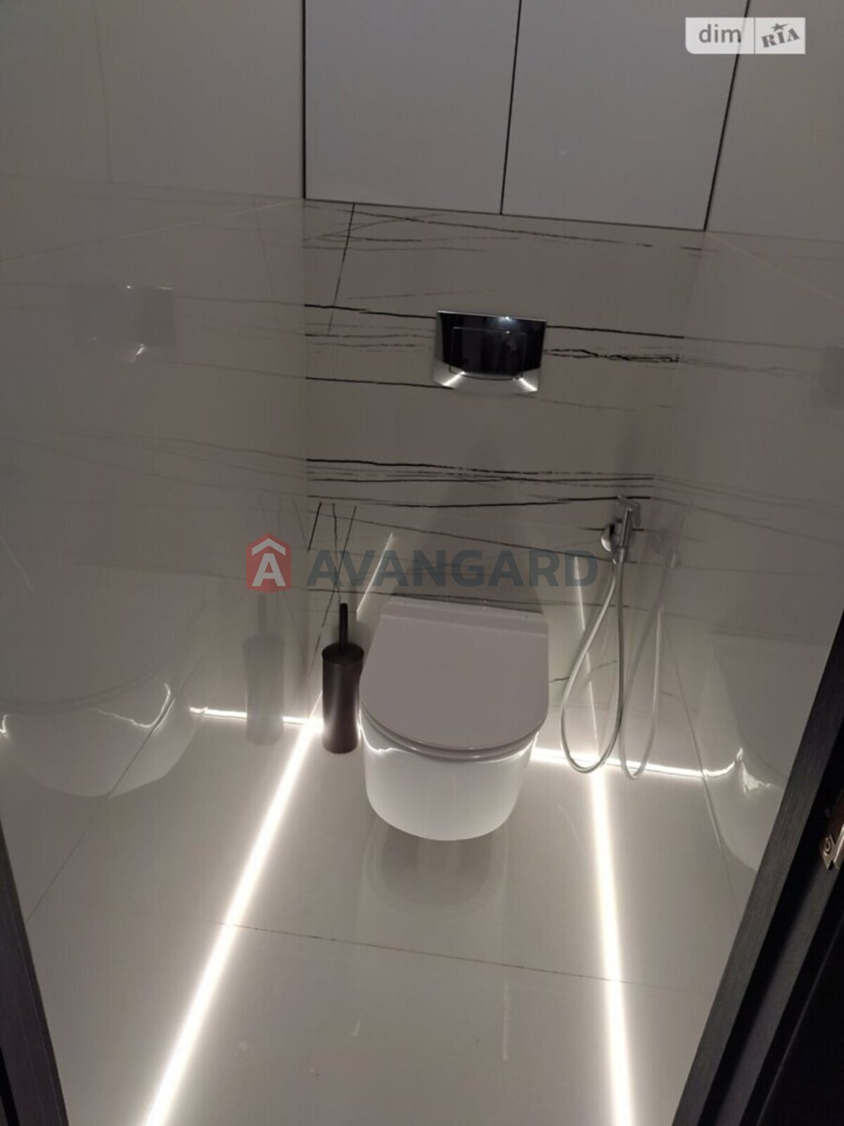 4 ��. ��������, 80/-/10 ��. �., 8/10 ������ ���� 6