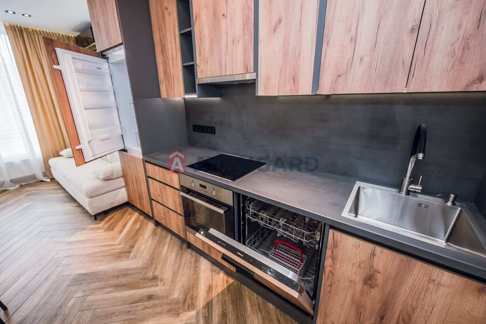 1 ��. ��������, 44/18/16 ��. �., 14/25 ������ ���� 9