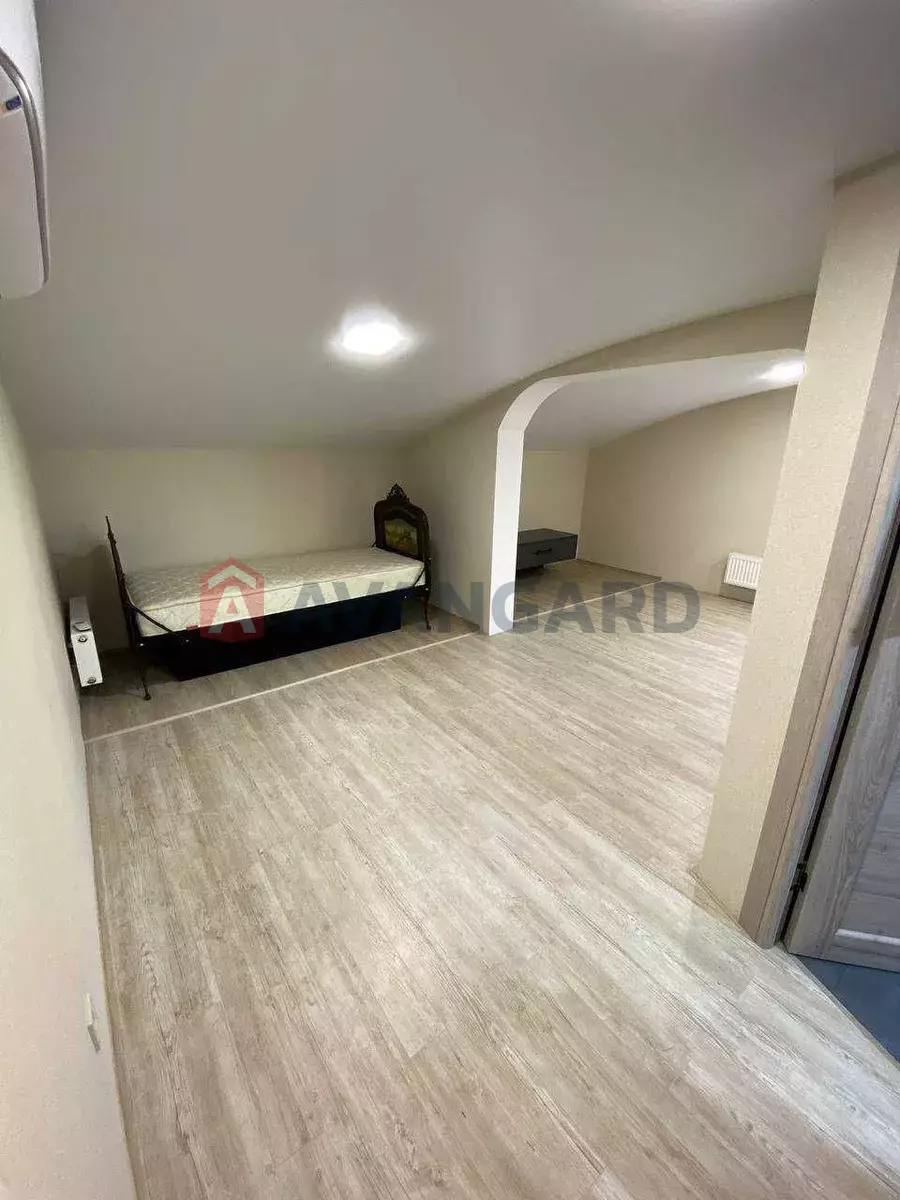 4 ��. ��������, 210/-/50 ��. �., 2/3 ������ ���� 15