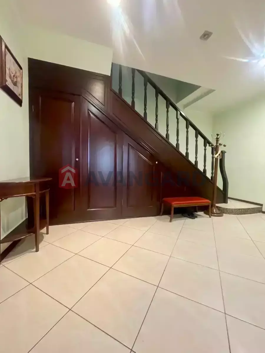 4 ��. ��������, 242/-/- ��. �., 10/11 ������ ���� 23