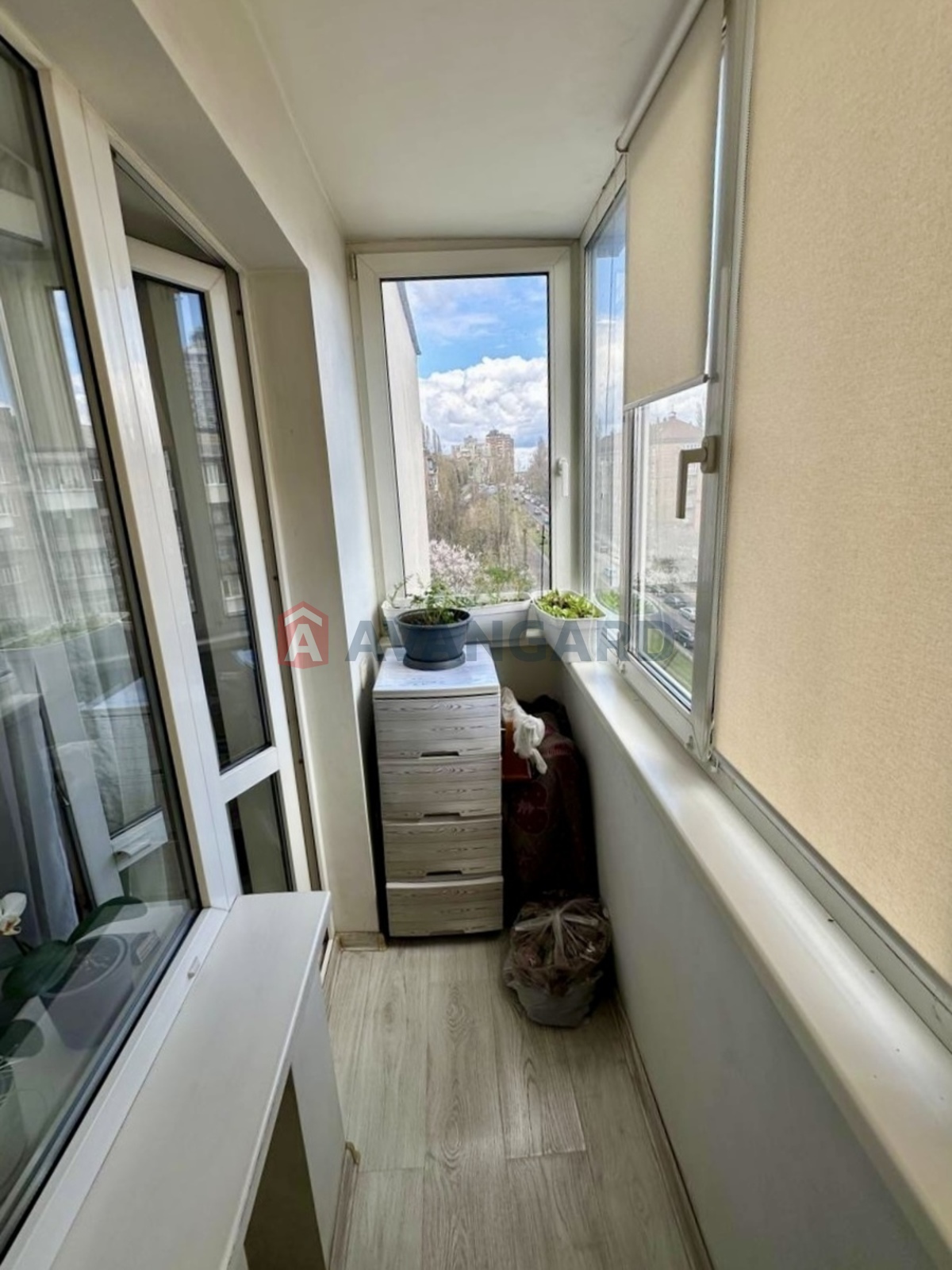 2 ��. ��������, 43/18/25 ��. �., 9/9 ������ ���� 12