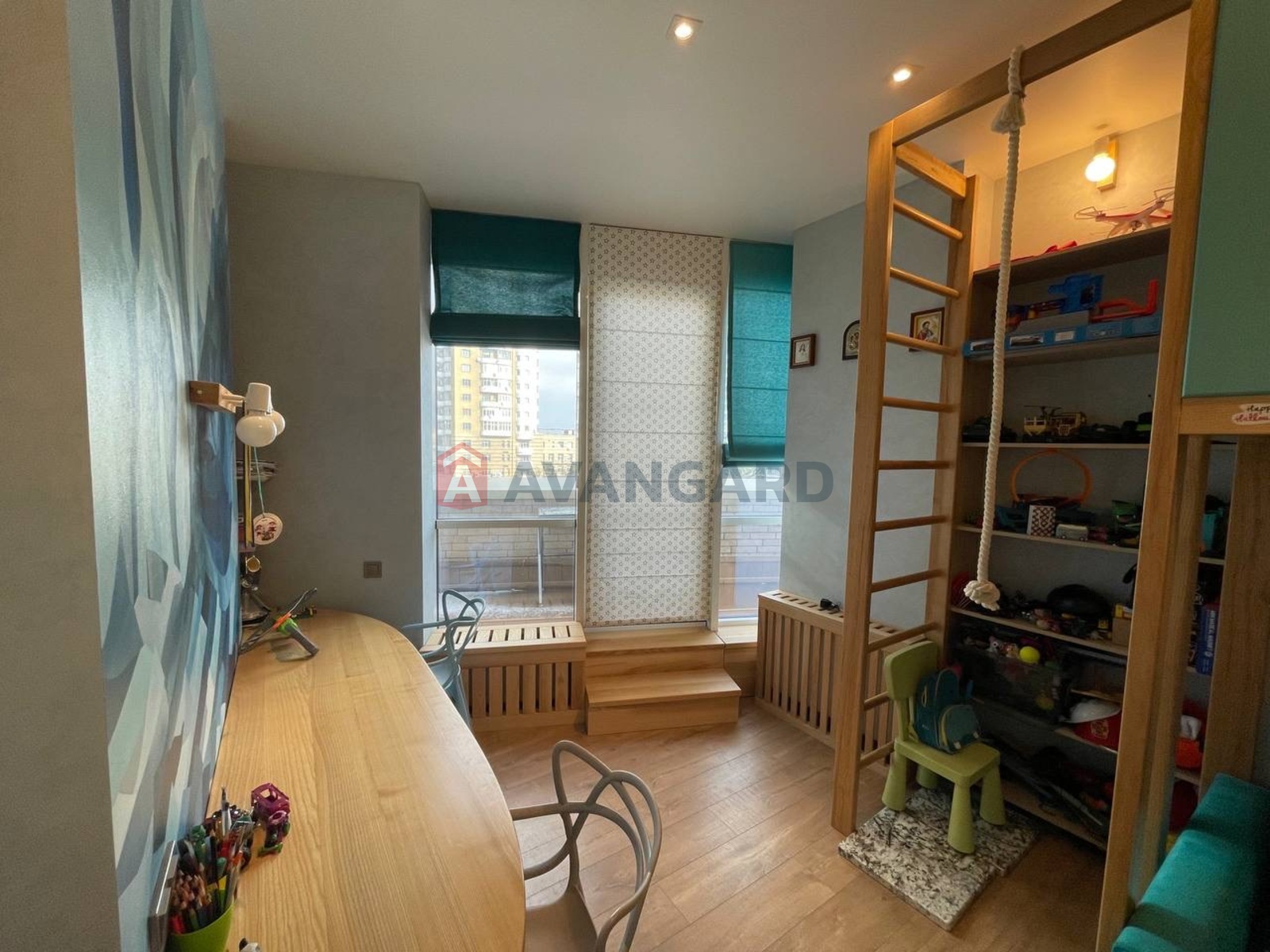 3 ��. ��������, 82/60/12 ��. �., 4/25 ������ ���� 4