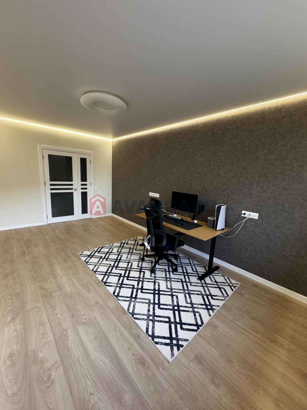 3 ����. ��������, 82/42/12 ��. �., 15/25 ���� ���� 13