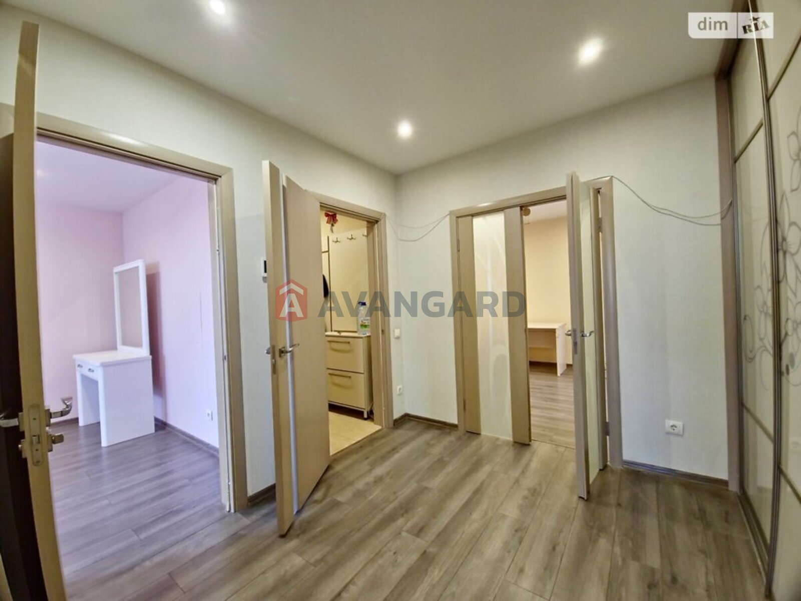 4 ��. ��������, 84/60/8 ��. �., 8/9 ������ ���� 1