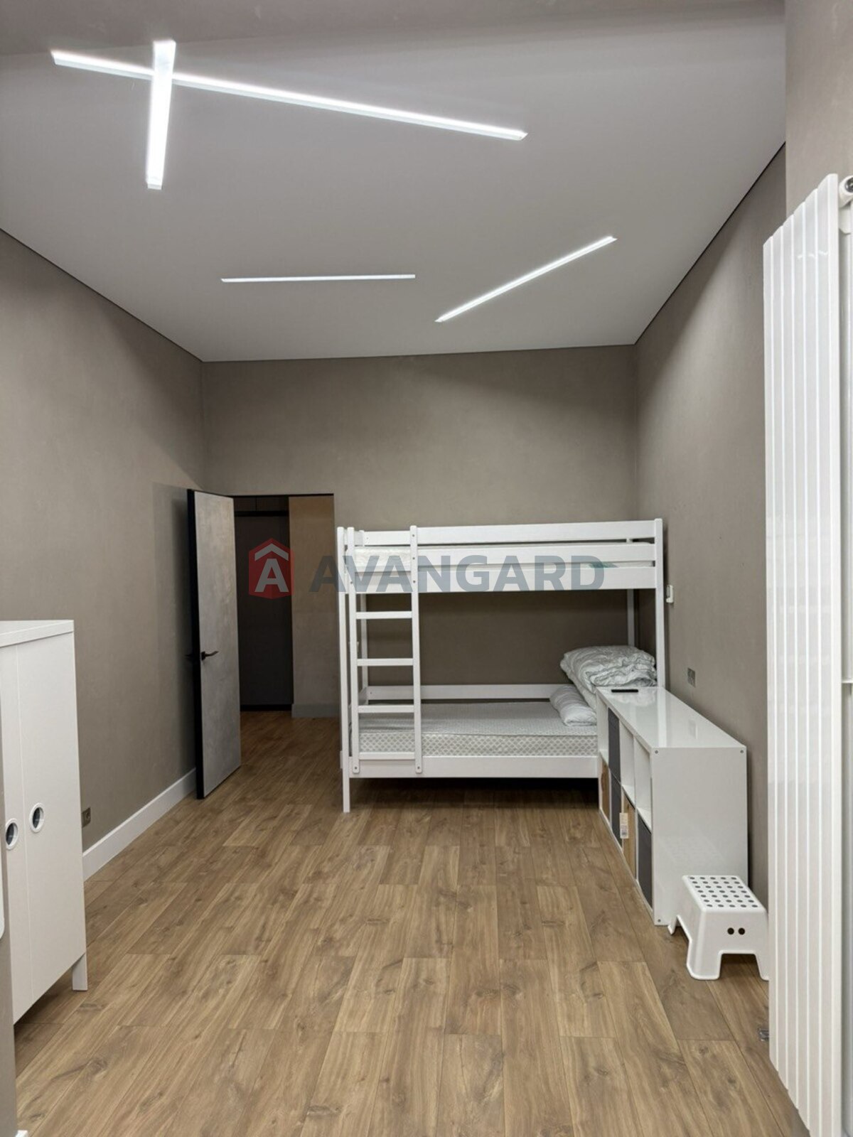 3 ��. ��������, 94/-/40 ��. �., 10/10 ������ ���� 9