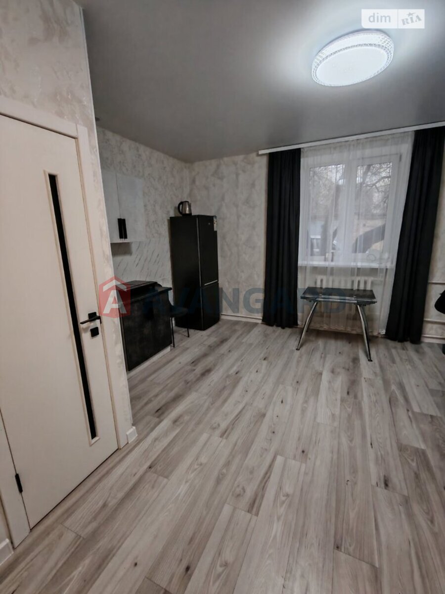 1 ��. ��������, 28/-/5 ��. �., 1/2 ������ ���� 9