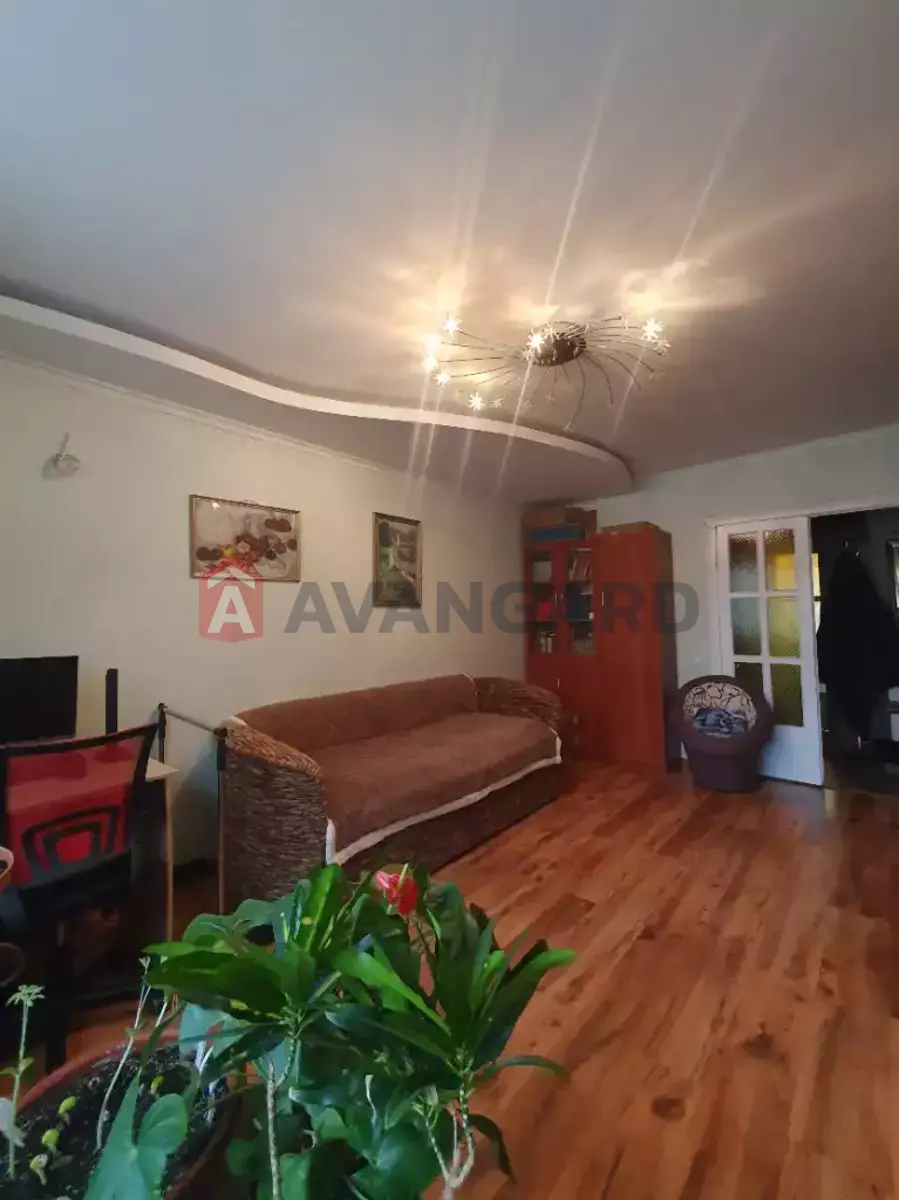 3 ��. ��������, 63/38/8 ��. �., 2/9 ������ ���� 12